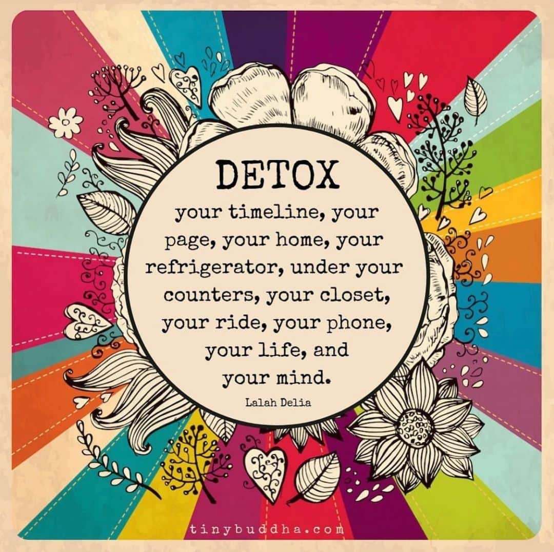ラライン・シャーのインスタグラム：「Weekend ideas! #quarantinelife I am detoxing my email😄」