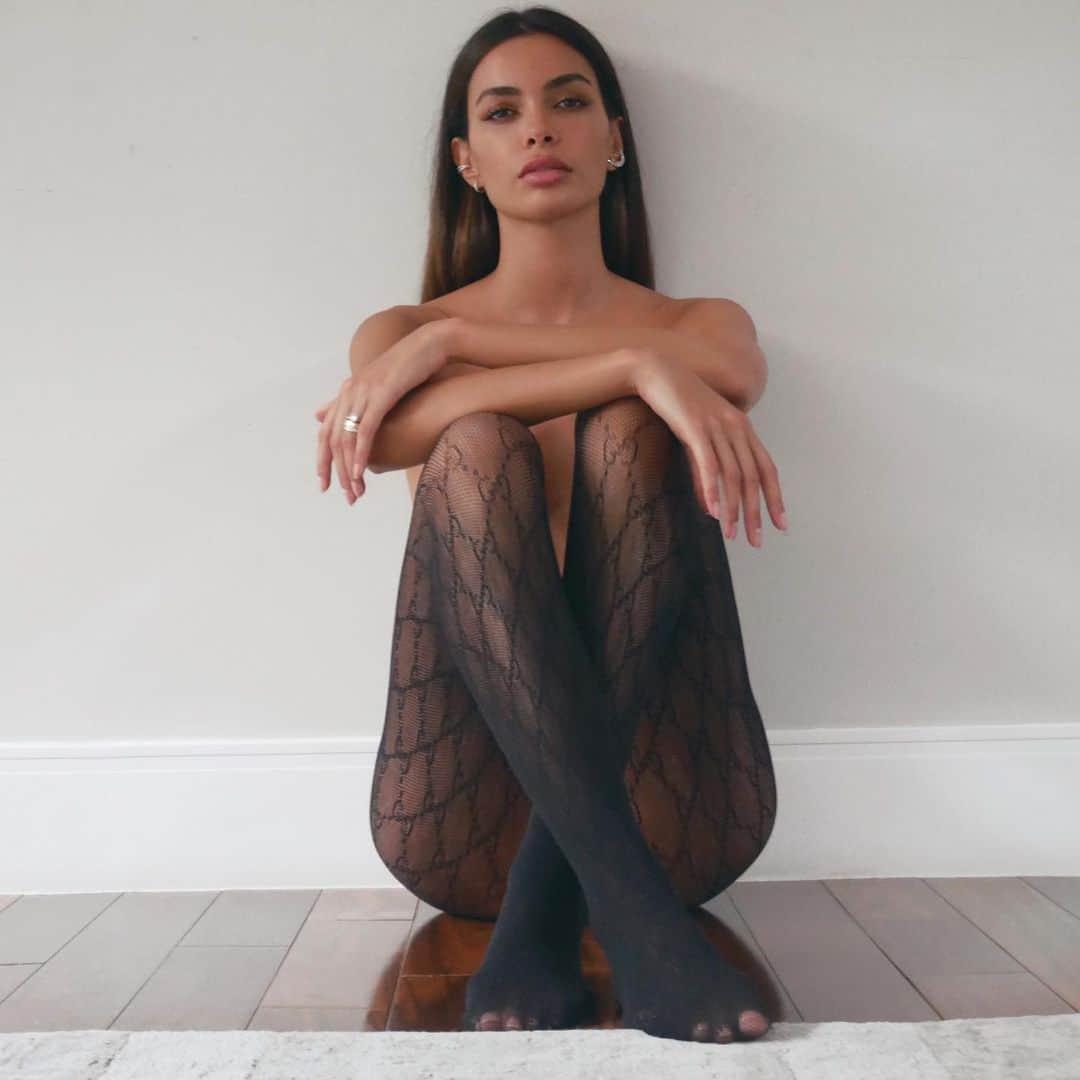 ジョアナ・サンスのインスタグラム：「He loves to take photos of me😌 When I’m wearing a nice dress, cool jeans and top, sexy lingerie or just a pair of tights... He doesn’t care 🤫 #husbandgoals」