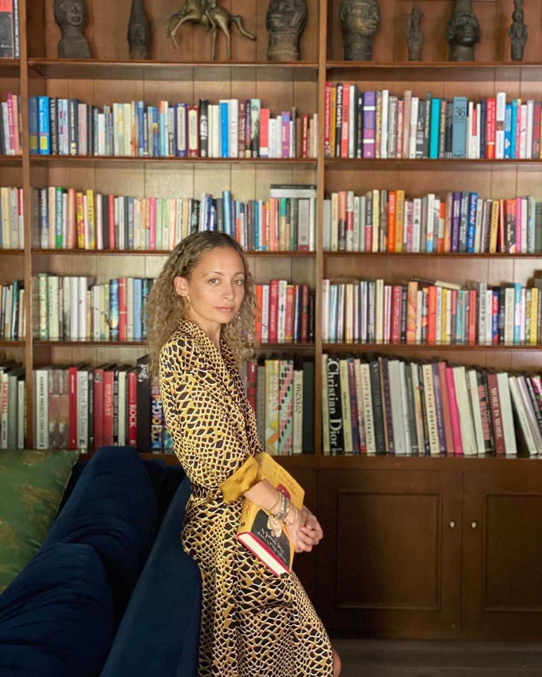 ニコール・リッチーさんのインスタグラム写真 - (ニコール・リッチーInstagram)「I shared some of the books I’ve been reading during quarantine  with @voguemagazine. What are you guys reading? ♥️ 📸 by in-demand fashion photographer @joelmadden」4月26日 1時04分 - nicolerichie