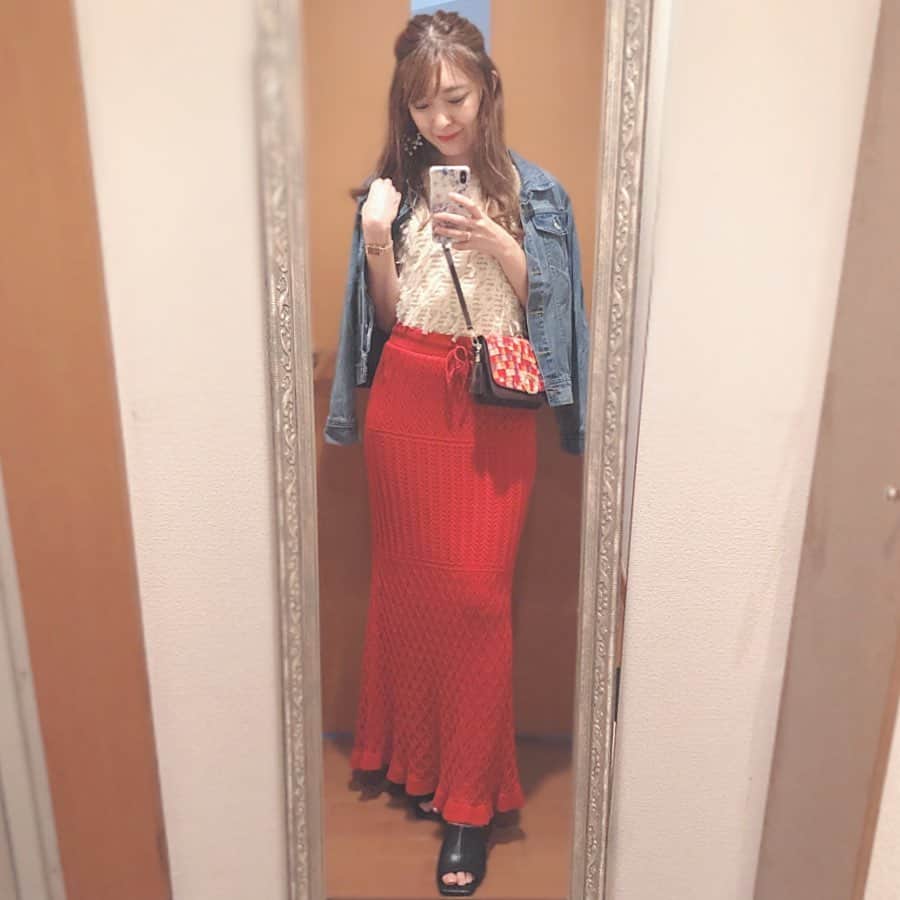 菊池かなこのインスタグラム：「♡︎𝕔𝕠𝕕𝕖𝕟𝕒𝕥𝕖♡︎ . 買ったまままだ着られていない zaraのトップスにguのクロシェ編みスカート☺︎ vivianのスクエアトゥミュールサンダルが歩きやすすぎてオススメ🌸 ご近所着をちょっとお洒落にしたい時に🙆‍♀️ . . 🧥 @fifth_store 👚 @zara 👗 @gu_for_all_ 👠 @vivian_collection_official 👜 @claire_tokyo_official . . . ୨୧┈┈┈┈┈┈┈┈┈┈┈┈┈┈┈┈┈୨୧ #ザラジョ#ジユジョ#クロシェ編み　 #viviancollection #vivian公式アンバサダー#vivianコーデ #2020ss #zozotown #ゾゾタウン #春ファッション #春コーデ#春靴 #プチプラコーデ #プチプラファッション #プチプラ高見えコーデ #今日の靴 #靴好きな人と繋がりたい #足元倶楽部 #ハイヒール #パンプス #スクエアトゥ #厚底シューズ #ミュール #サンダル #ミュールサンダル #ミュールパンプス #ミュールコーデ #厚底サンダル #スクエアトゥサンダル #サンダルコーデ」