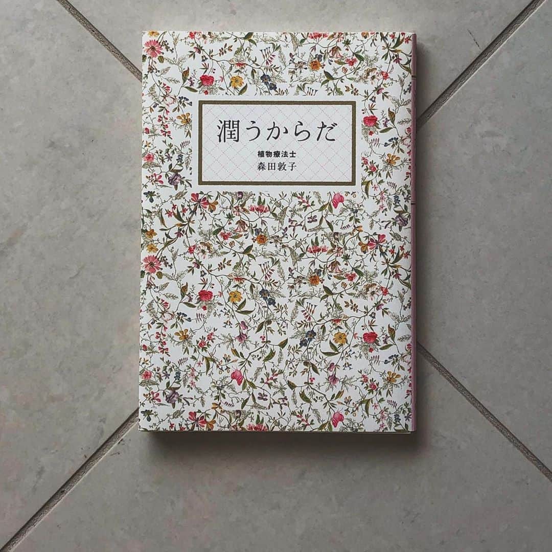 青木良文のインスタグラム：「【７日間ブックカバーチャレンジ】 @twiggy.miho  さんからバトンを受け取りました、2日目。  新しくやってくる風の時代は、 吹く風にブレないよう「自分を愛すること」がキーワードになりそう。 そして、風のように目に見えない、”印象”を磨いていくこともポイントに。  外見にいくら気をつけていても、 不潔そう、意地悪そう、不幸そう、、 などの印象になってしまうと。。。 見た目ももちろんですが、新しい時代への印象をきちんと育てて、アップデートを。  印象は見えないところから作られるとも。 おうち時間は、習慣や気持ち、将来のことや自分自身など、目に見えないものとも向き合いますし、印象をアップデートできる好機かもしれませんね。  そんな、新しい時代に心がけたいエッセンスが詰まった、印象アップに効く素敵な3冊。 著者の皆様も、とても魅力的なんですよ。  こちらの3冊の編集を手掛けた、編集者の先輩としても大大リスペクトの @yuki_bookout  さんにバトンを繋がせてください。 よろしくお願いいたします！  ステイホーム週間が始まりました。 みなさま、ご自愛（自分を愛する）ください。  #bookcoverchallenge」