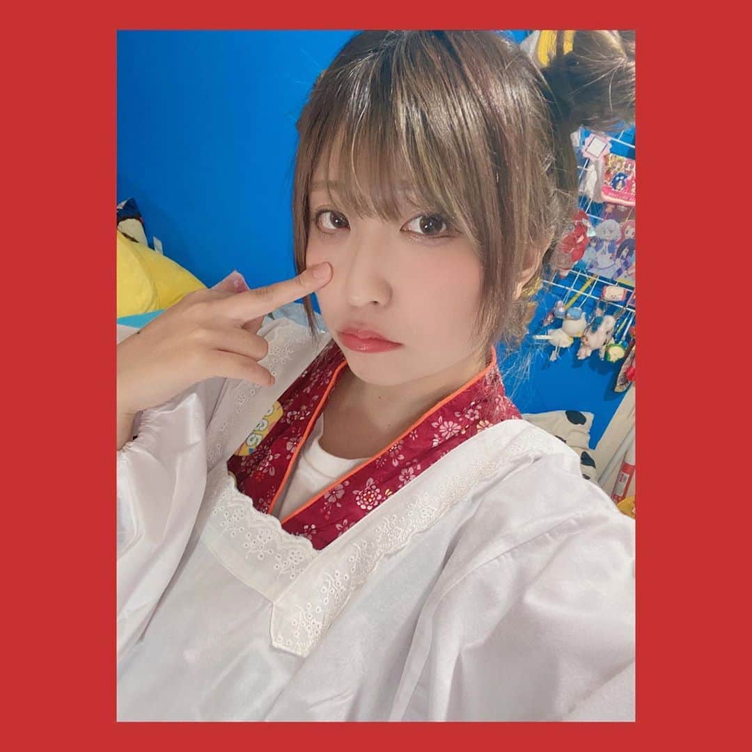 原田真緒のインスタグラム：「﻿ ﻿ ﻿ ノリで割烹着を買ってみた﻿ お残しはゆるしまへん👵🏻﻿ ﻿ ﻿ ﻿ #ニート #NEET #PRONEET #割烹着 #japan #はらだん #原田真緒 #instagood  #ファインダー越しの私の世界 #写真好きな人と繋がりたい #ニート #nice #love #Instagood #instadaily #follow #portrait_shot #good_portraits_world #wu_japan #カメラのある生活 #写真で伝えたい私の世界 #blondehair #girl #selfie_time #Instagramjapan  #instalike」