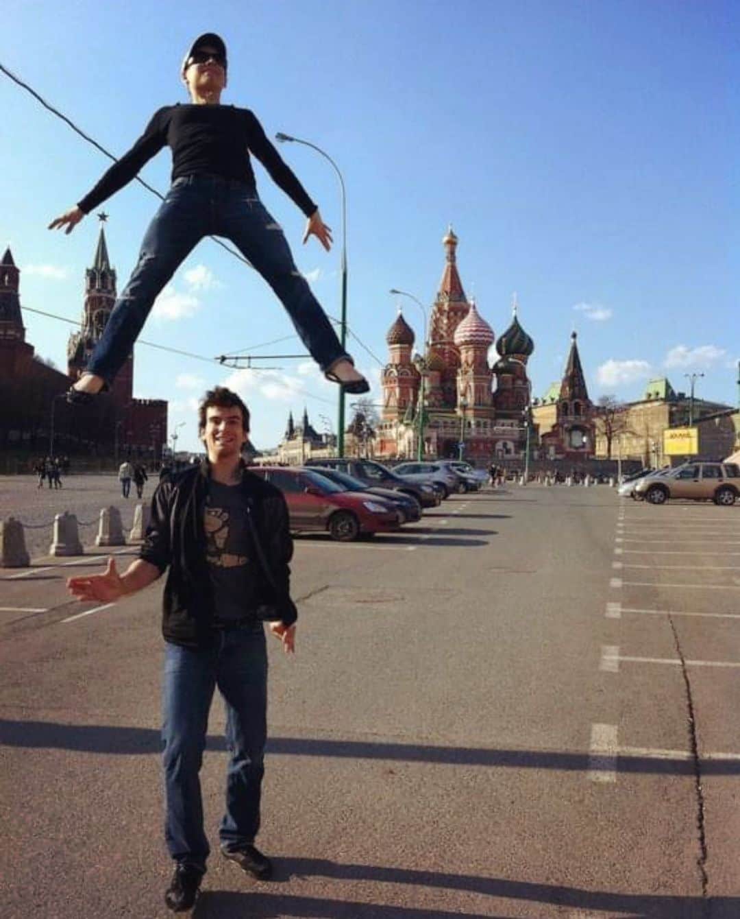 エリック・ラドフォードさんのインスタグラム写真 - (エリック・ラドフォードInstagram)「Meagan’s thinking happy thoughts!  #redsquare #moscow #russia #figureskating #figureskater #flying #icanfly #happythoughts #duhamelradford」4月26日 1時25分 - ericradford85