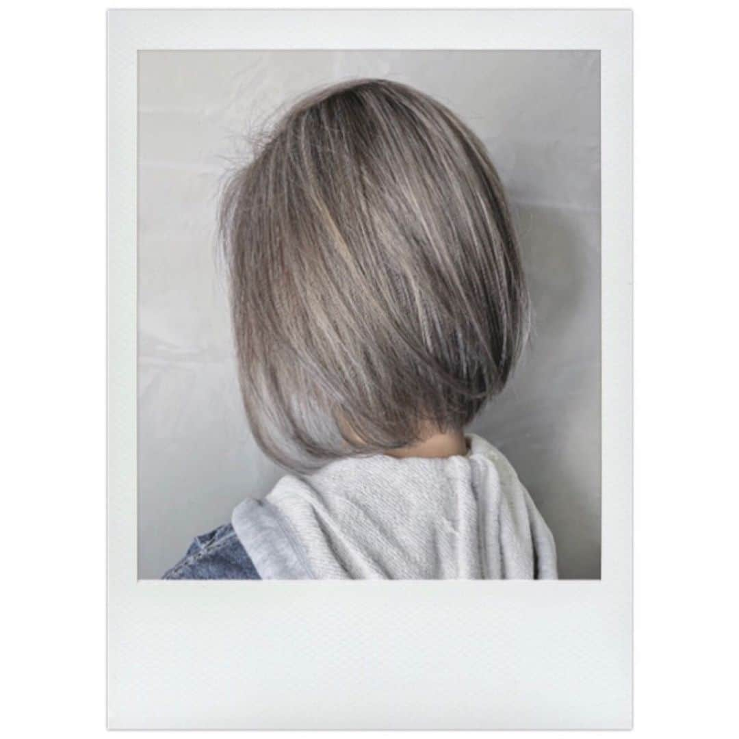 冴木エリカさんのインスタグラム写真 - (冴木エリカInstagram)「﻿ ﻿ 前にやってもらった﻿ プリン目立たないHair color💇‍♀️﻿ ﻿ 私が前からやりたかったやつ♡﻿ 根本は暗いままだから伸びても﻿ 全然おかしくないし寧ろ可愛い😍﻿ 今は自粛期間中だから一石二鳥🎶﻿ ﻿ @merry_hiro_sato  にやってもらったよ〜(*´ω`*)﻿ ﻿ 可愛くなりたければひろくんに﻿ お願いしたら確実だよ(*´꒳`*)﻿ ﻿ ﻿ ﻿ ﻿ ﻿ ﻿ ﻿ ﻿ ﻿ ﻿ ﻿ ﻿ ﻿ ﻿ ﻿ ﻿ ﻿ ﻿ #外国人風ヘアー#欧米人風カラー﻿ #hairstyle#haircolor#american﻿ #バレイヤージュ#ハイライト﻿ #天才美容師#可愛くしてもらった﻿ #プリン気にならないカラー﻿ #美は継続なり#merry渋谷﻿ #六本木#ルーベル#ルーベル六本木﻿」4月26日 1時28分 - happy__rarapi96