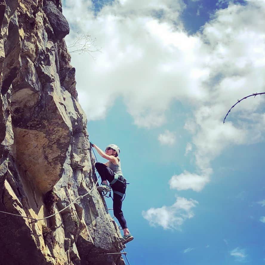 ユリア・シェチニンのインスタグラム：「Если от карантина хочется лезть на стенку, значит надо лезть 🐒🤷🏼‍♀️ • Quarantine activity nr.532786 a.k.a rock climbing 🐒 • #quarantineactivity #climbing #outdoor #active #switzerland #mountains #upandup #risingabovecorona」