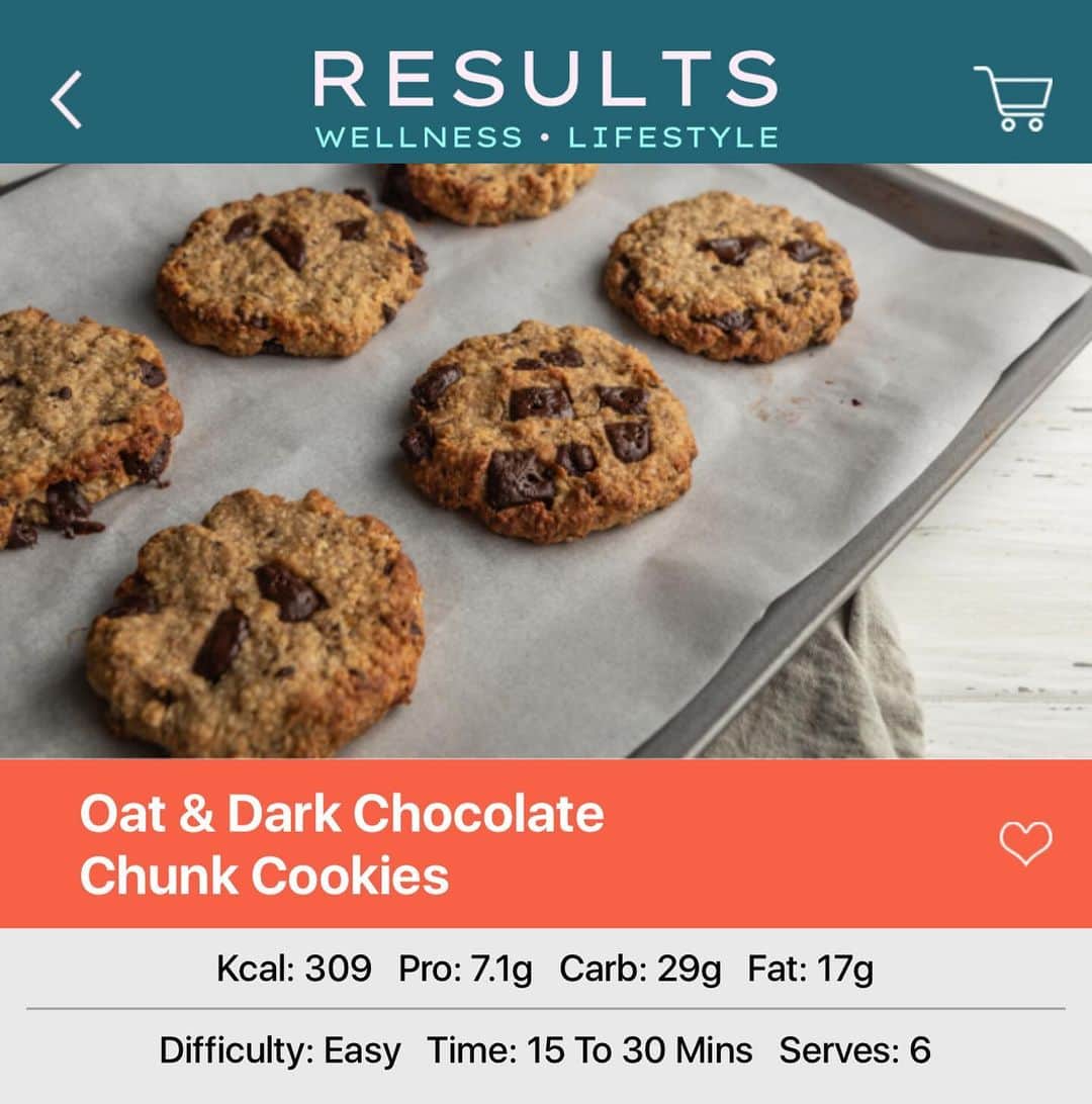 ルーシー・メックレンバーグさんのインスタグラム写真 - (ルーシー・メックレンバーグInstagram)「Oat & Chocolate chunk cookies 🍪☺️🙌🏽 swipe across for the recipe👉🏼 @rwl recipe 💙 #stayhome #bakecookies #rwl #eatwell #cookierecipe」4月26日 1時42分 - lucymeck1
