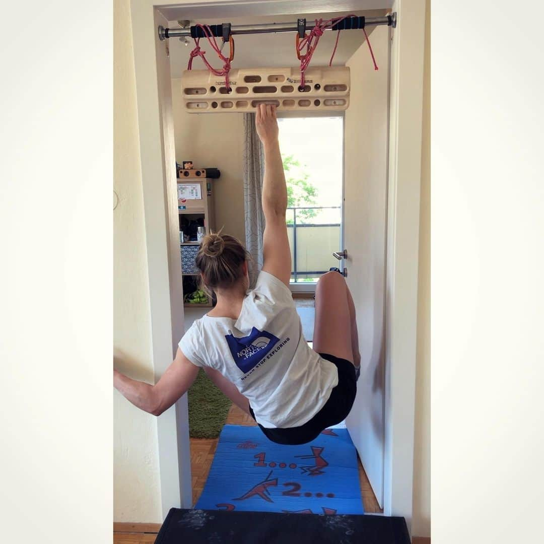 ジェシカ・ピルツさんのインスタグラム写真 - (ジェシカ・ピルツInstagram)「Back in Innsbruck to check if my flat is still all right. Nevertheless, home training on the fingerboard continues 😎 #training #climbing #fingerboard #hangingout」4月26日 2時06分 - jessy_pilz