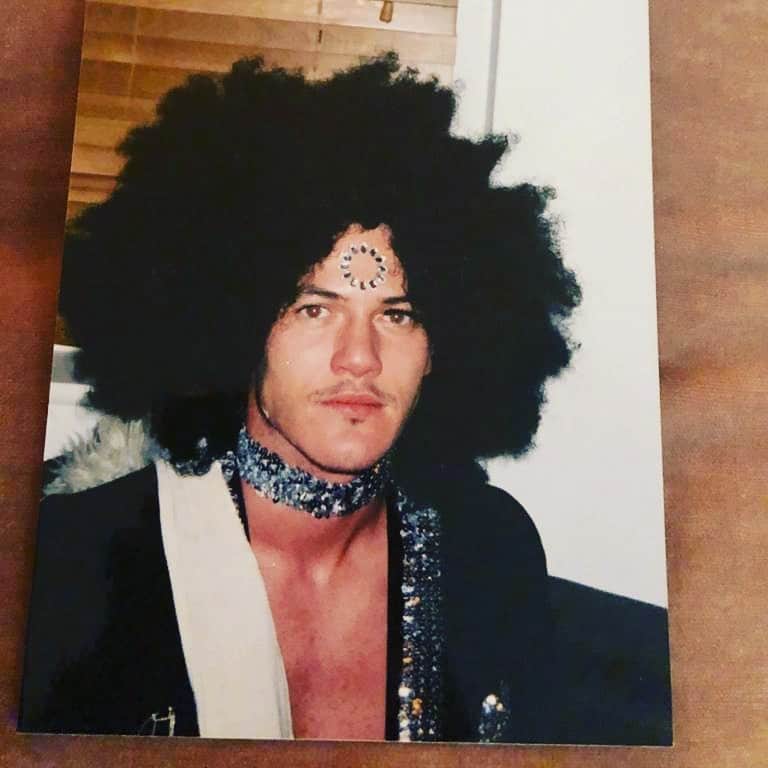 ルーク・エヴァンズさんのインスタグラム写真 - (ルーク・エヴァンズInstagram)「#saturdayvibes flash back to the early 2000’s when I loved a good wig for a party!!! Let’s see your wig pics!! #wiglife #wigs」4月26日 2時10分 - thereallukeevans
