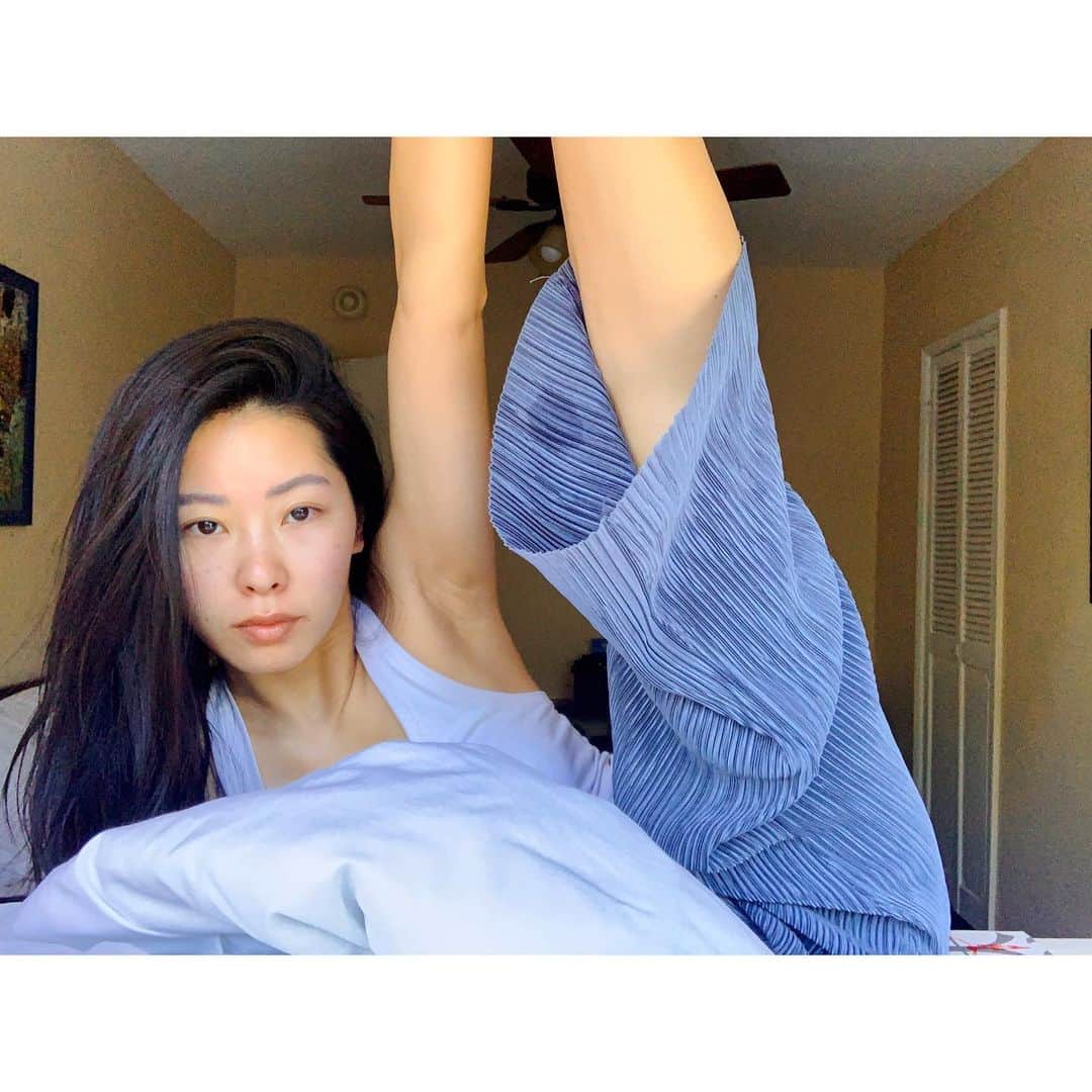 福山智可子のインスタグラム：「おはよう。Had an amazing walk to the kitchen and then back to my bed. #saturday #sameosameo #messayhairdontcare」