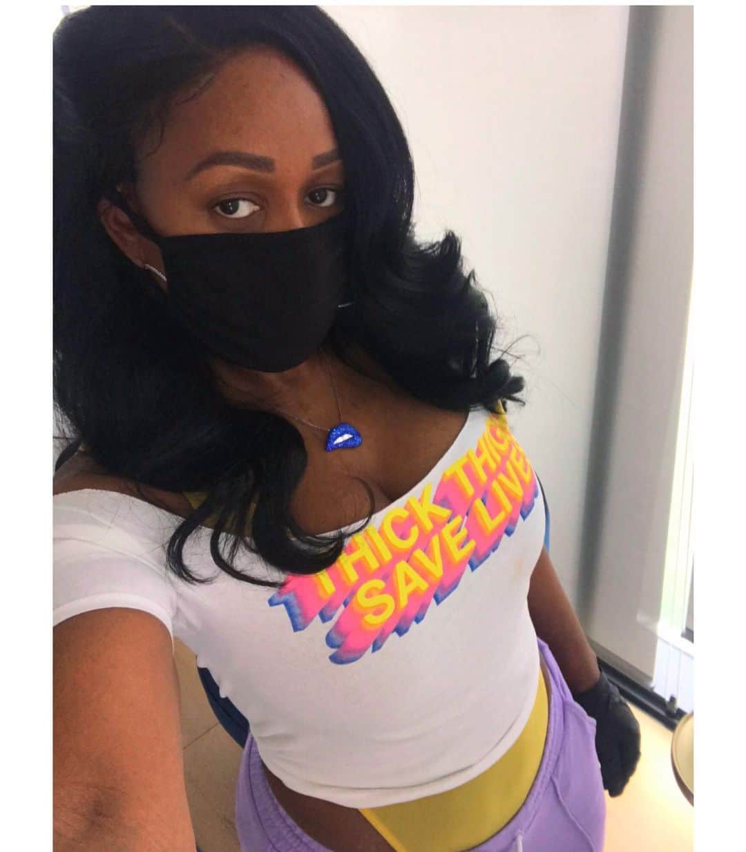 レミー・マーのインスタグラム：「My grocery delivery is here!!! Time to wipe down these cans 🧽🧼 Then clap like 3 packs of ButterCrunch Cookies😋 .......... Sidebar: This VERY affordable mask is from @iamshonsimon - fabric is anti-bacterial, anti-odor, washable, reusable,biodegradable,made from beechwood trees, ultra soft, breathable and can be purchased in bulk/wholesale. She also uses some of the $ to help people in need pay their bills🙏🏽- I have already given away hundreds of the ones I bought- And ready to place my next order- I need some red ones #RemyMa」
