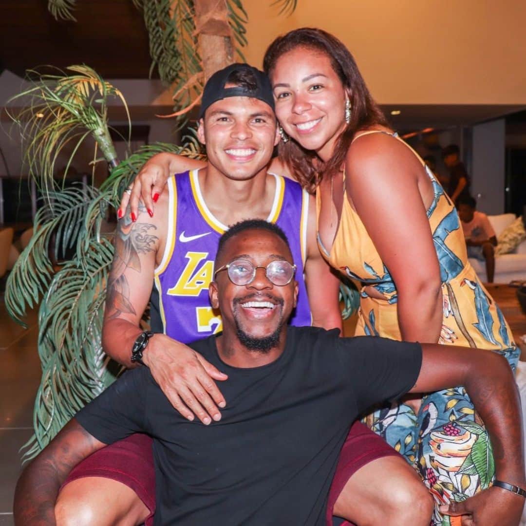 チアゴ・シルヴァのインスタグラム：「Deus é minha salvação; terei confiança e não temerei.  O senhor, sim, o senhor é minha força e o meu cântico ; ele é a minha salvação ! (Isaías 12, 2) 🇧🇷 Vamos que vamos irmão, Deus te abençoe e te guarde hoje e sempre. Nós, #FamiliaSilva amamos você @mumuzinho 🇫🇷 Ça va aller mon frère, que Dieu te bénisse et te garde aujourd’hui et toujours. Nous t’aimons @mumuzinho 🇺🇸 Let’s go my friend, God bless you today and always. We love u @mumuzinho • • • #CoronaOut #stopcorona #covid19 #stopcovid  #stopcovid19 #COVID_19 #ThiagoSilva #mumuzinho  #coronavírus #coronavírusbrasil #coronavirusfrance #restecheztoi #jesuischezmoi #restezchezvous #fiqueemcasa #fiquememcasa #euficoemcasa #stayhome #fiqueemcasa #restezalamaison #yomequedoencasa #washyourhands  #laveasmaos #lavezvouslesmains  #lavatusmanos」