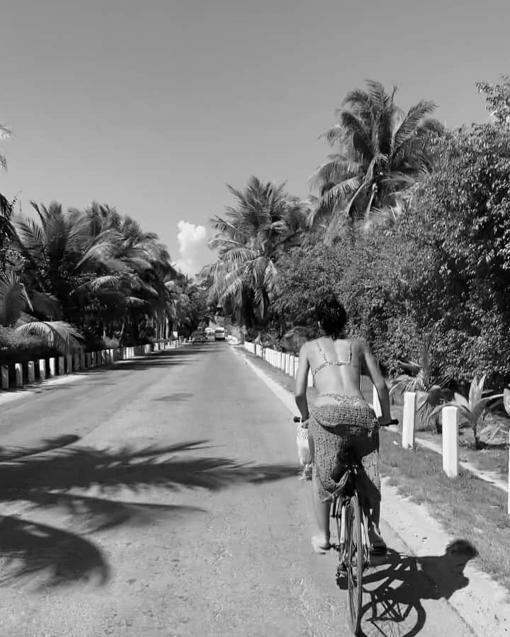 カーラ・デラスのインスタグラム：「Last year, in Tulum 🍱@gabriel_chambers 🧼」