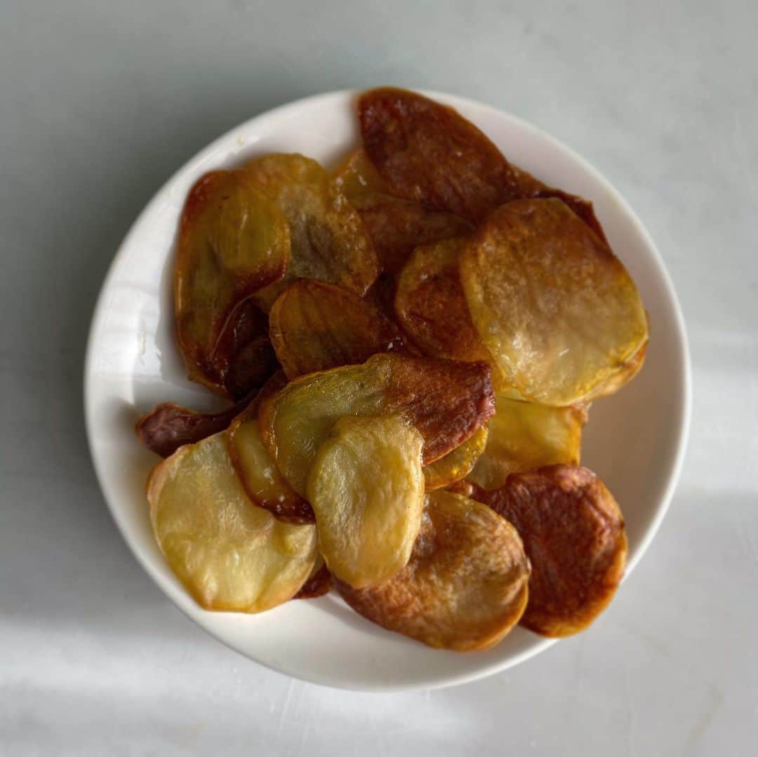 レイチェル・クーさんのインスタグラム写真 - (レイチェル・クーInstagram)「🔈Movie snacks you can enjoy in isolation 🎞 Crunchy homemade potato chips 🥔 Thinly sliced tossed in olive oil and sea salt. Baked in a hot oven until crisp and golden. . . . . . . . . . . #homemadesnacks #rachelkhoo #rachelkhoorecipe #potato #potatochips #moviesnacks」4月26日 3時30分 - rachelkhooks