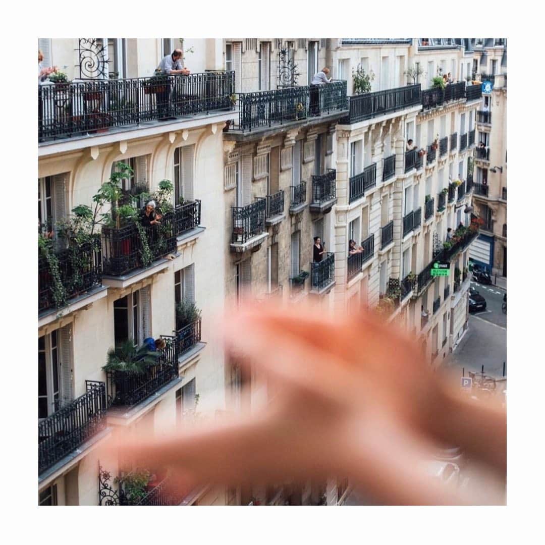 のインスタグラム：「20h au balcon - Our new rendez-vous is every night at 8. All the people that risk their lives for saving ours deserve a warm round of applaus. Stay home, stay safe and happy weekend ! (Picture by @vincentnageotte) ∙ #onapplaudit #StayAtHome #love #together #confinement #fashion #paris #spring #coronamaison #sustainablefashion #sustainableluxury #fashionconscious #buybetter」