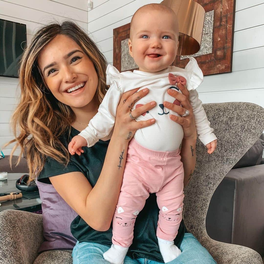 チャチー・ゴンザレスのインスタグラム：「I cannot believe Bean is 5 months today 😩 time is FLYING. She is so close to crawling and she wants to say something SO badly. I just love watching her grow into this funny beautiful little bean girl. Happy 5 months darling girl ❤️」