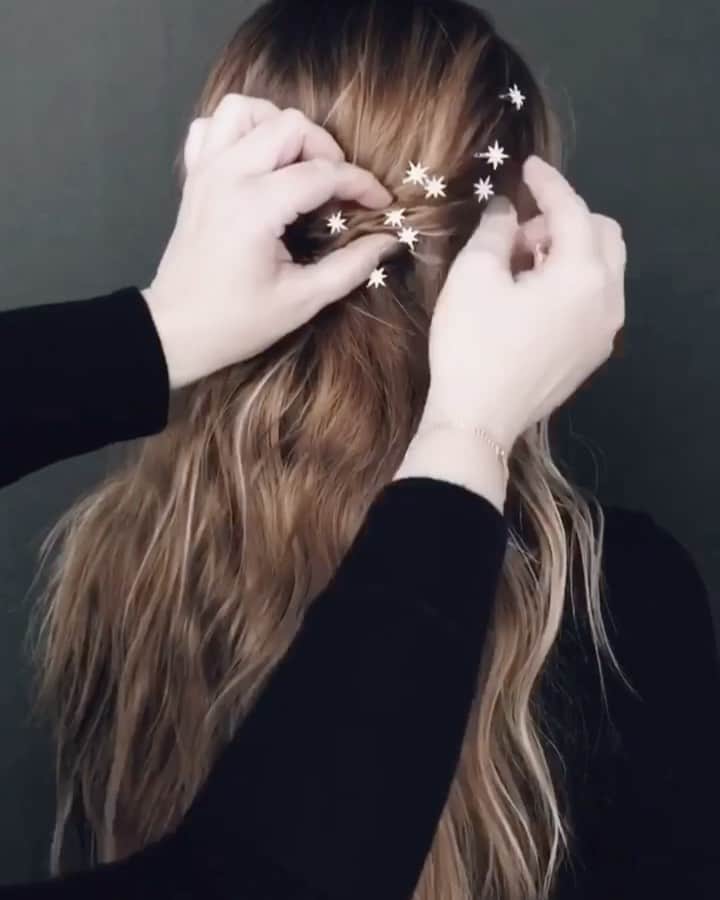 Kristin Essのインスタグラム：「Geez I really miss these little star pins. ✨ Wanted to show you my favorite way to create texture in the hair when I’m going to throw in some accessories. My personal favorite is the Beach Wave Spray, yes, even over the Working Texture Spray. Why? Because the BWS gives shiny, piece-y texture as opposed to the WTS which gives a more matte texture + volume. You really can’t go wrong tbh, but this is my truth and I’m just tellin it 😂🤍💫」