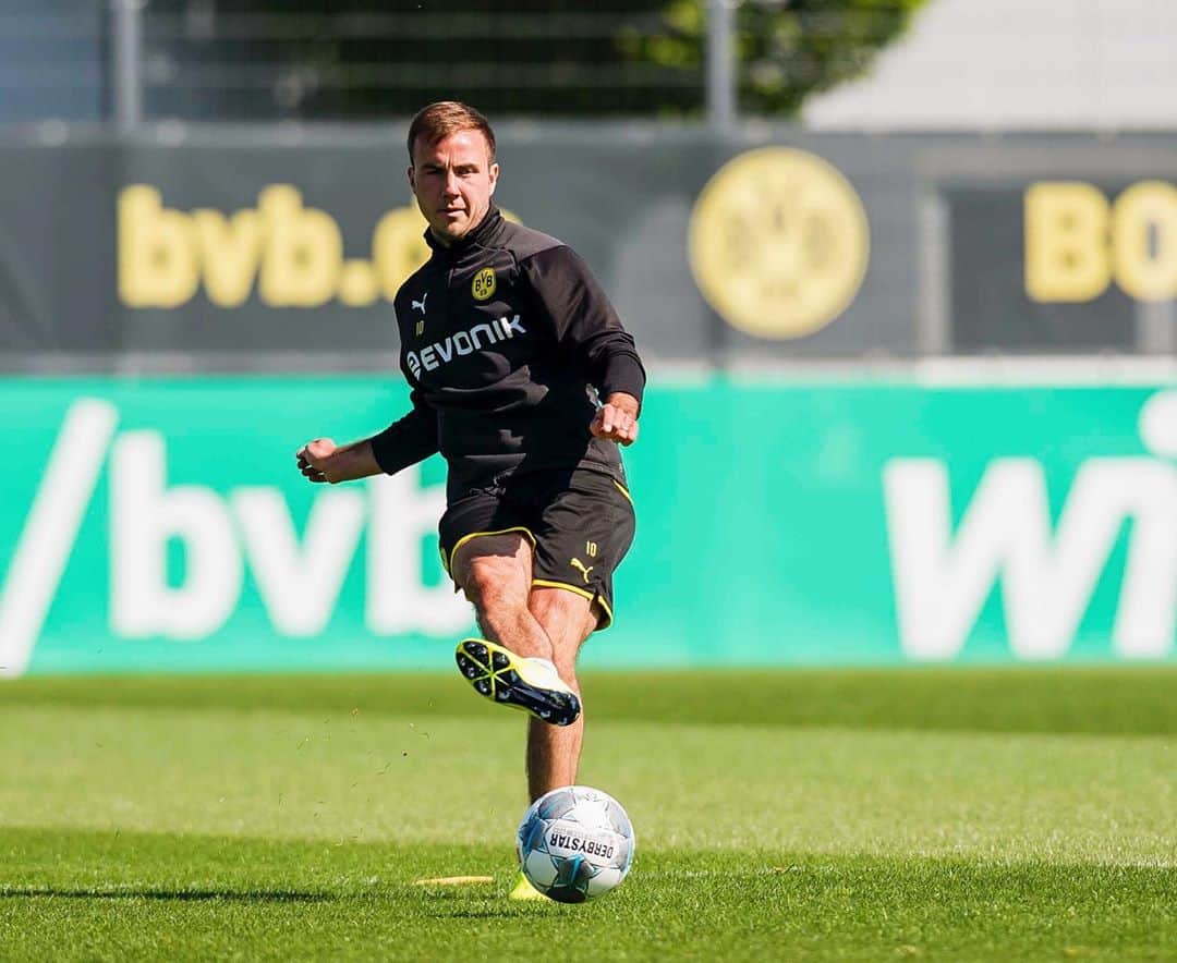 マリオ・ゲッツェのインスタグラム：「Good to be back working with the ⚽️ #stayhealthy #stayfit」