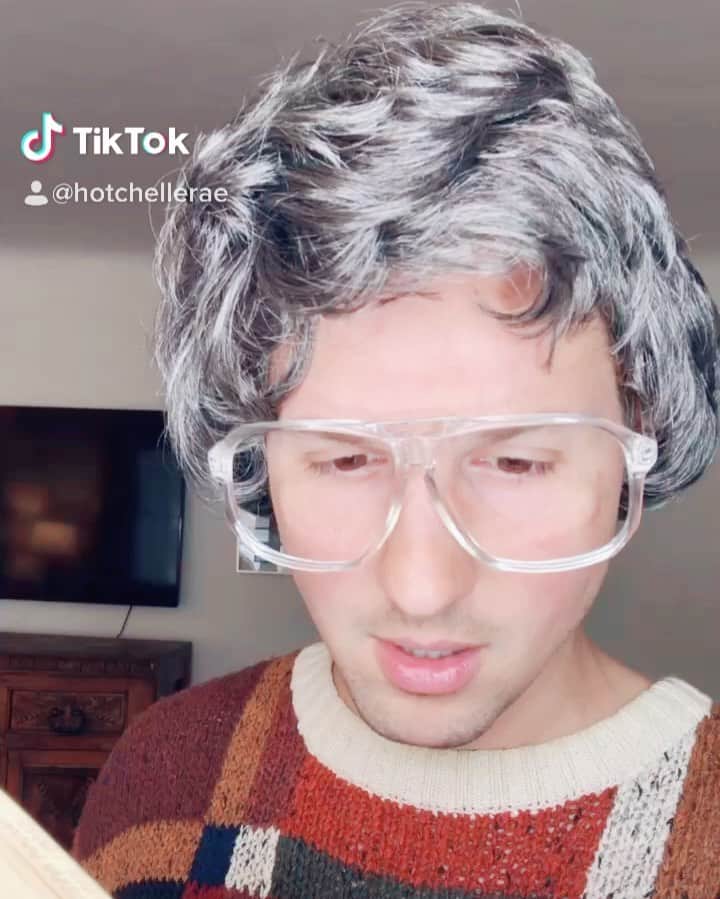 のインスタグラム：「Me reading to my grandkids about 2020👵🏼」