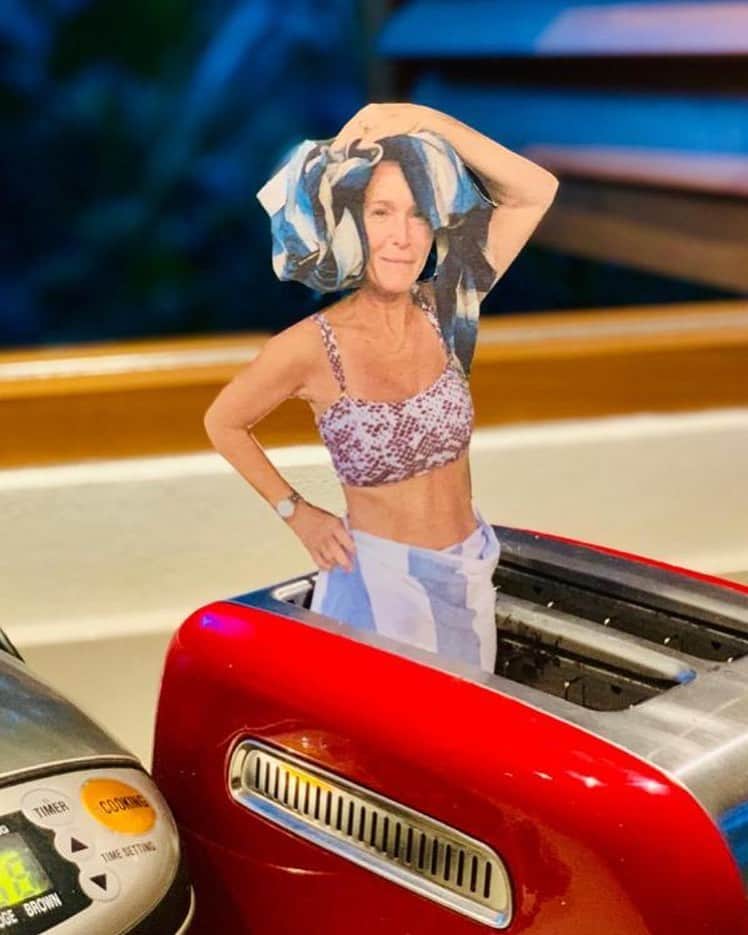 のインスタグラム：「Creativity nurtures well-being, kindness and joy, from a collection of works created at home by talents and artists for the #GucciCommunity including this image by @mauriziocattelan portraying his neighbor Cristina popping out of the toaster. #AlessandroMichele @alessandro_michele  The #GucciCommunity stands behind aiding those most vulnerable in this crisis, join by donating now to the @unfoundation’s #COVID19 Solidarity Response Fund in support of the World Health Organization @who, and locally with @intesasanpaolo's #ForFunding campaign which supports the Italian Civil Protection Department  #DipartimentoProtezioneCivile.」