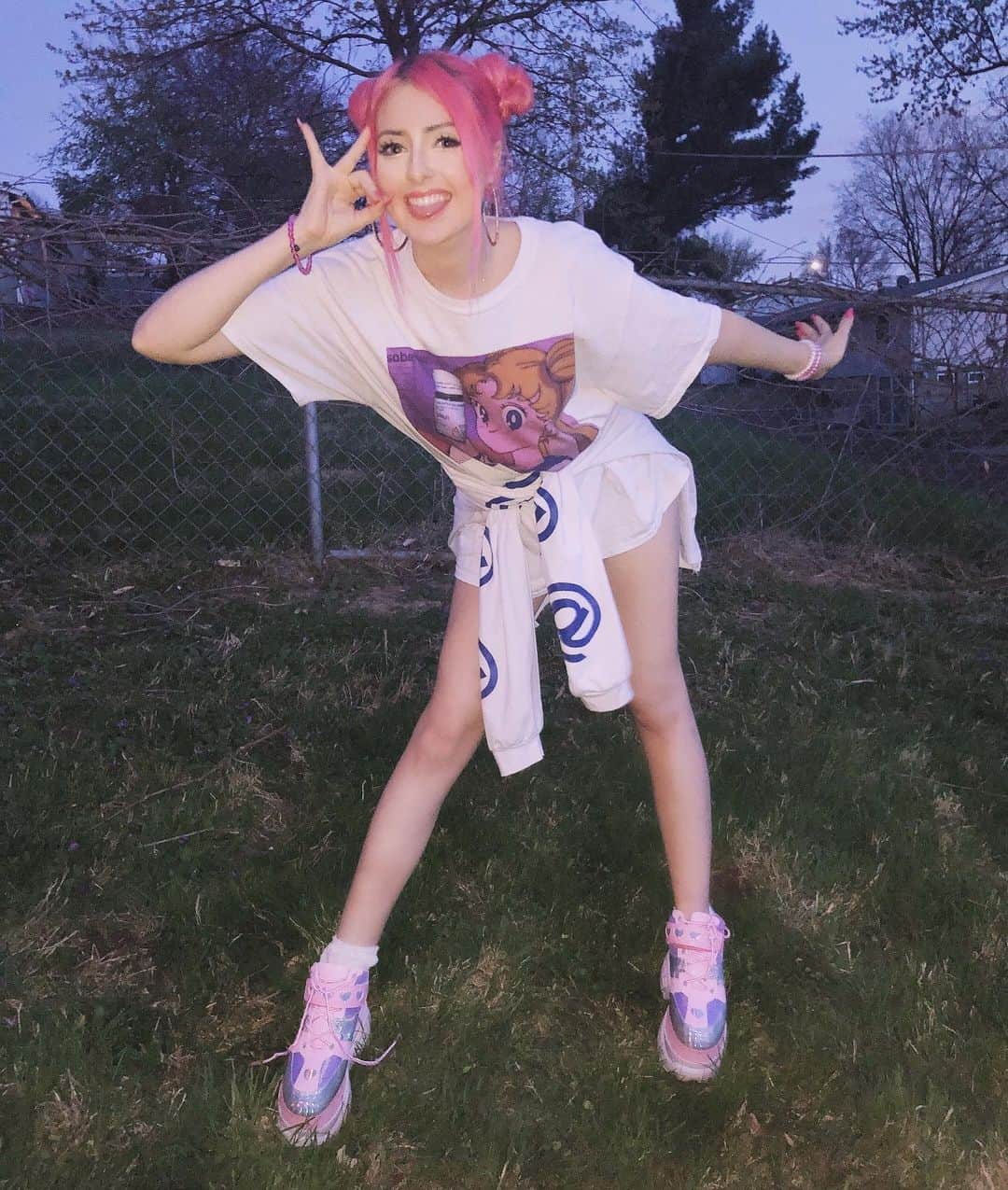のインスタグラム：「Happy Weekend guys!  I’m gonna be doing a livestream tonight at 9:00pm (CDT) / 11:00am (JST) I’m youtube! Come and drink with me!」