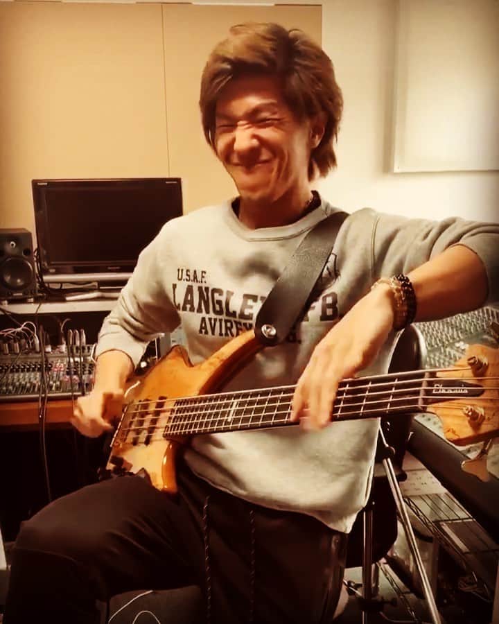 のインスタグラム：「Both hands slapping triplets. lol Inspired by Les claypool & Yoshihiro Naruse #bass #fillin #slapping #slapbass #triplets #bassplayer #bassist #lesclaypool #yoshihironaruse #narucho #inspire #ベース #小技 #技巧 #テクニック #必殺技っぽい #必殺技 #dailymotif #毎日モチーフ　No.100」