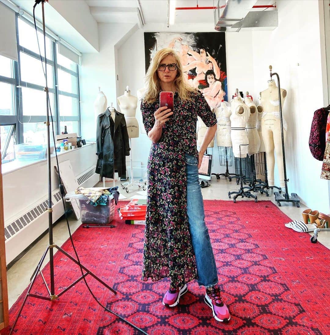 ナネットレポーのインスタグラム：「I sold my desk but I still have the Skylark dress, get it while it’s hot and on sale tonight!」