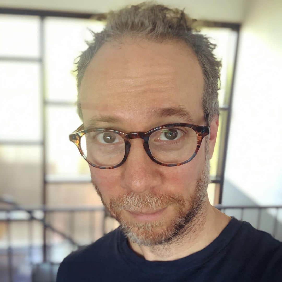 ケヴィン・サスマンのインスタグラム：「Apparently, as my hair gets longer I look balder. Anyone know a mystic who can remove this evil curse?」