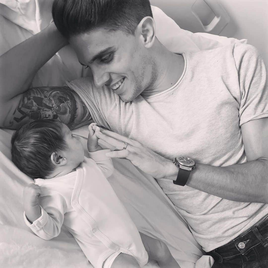 マルク・バルトラのインスタグラム：「2 años de esa primera mirada! Esa mirada tan pura y bonita. Amor incondicional. ✨ Per molts anys petita Abril! T’estimem! 2️⃣🎂 #happybirthday #birthdaygirl #Abril」
