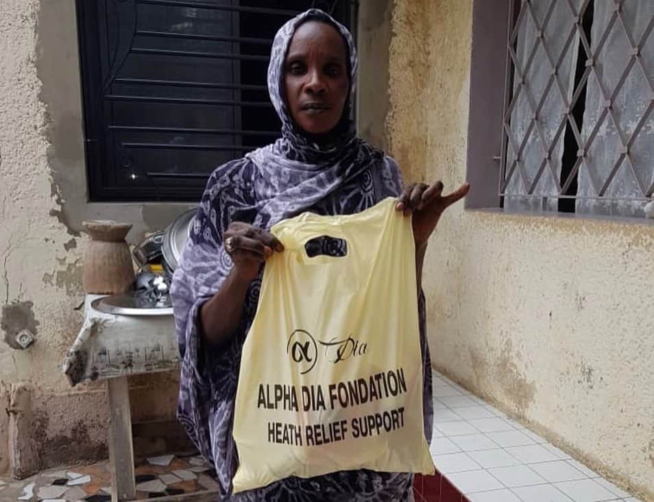 ナオミ・キャンベルさんのインスタグラム写真 - (ナオミ・キャンベルInstagram)「@alphadiafondation a charity organization run by fellow model @alpha_dia_ , which is supporting local communities and street kids in Dakar Senegal. 🇸🇳Congratulations on 1 million hand made masks. Fashion For Relief @fashion4relief and i are so proud of you and proud to support you! Click the link in bio to donate. 🙌🏾🙏🏾❤️ #NAOMIAFRICA♥️♥️😘😘🙏🏾」4月26日 5時26分 - naomi