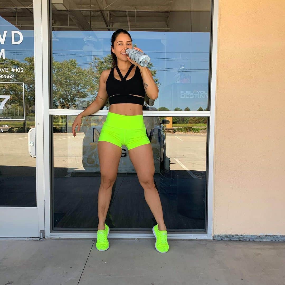 Tianna Gregoryさんのインスタグラム写真 - (Tianna GregoryInstagram)「Did you know that when you stand on your tippy toes it increases your stamina 😂 jk  Can’t wait for the gym to be open 💪🏽🏷」4月26日 5時43分 - tiannag