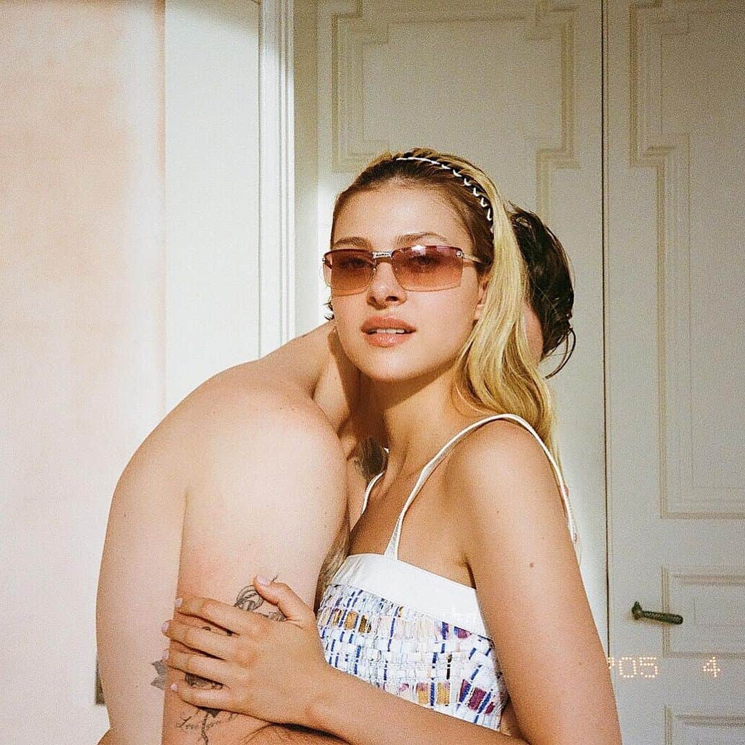 ニコラ・ペルツのインスタグラム：「old film ☁️」
