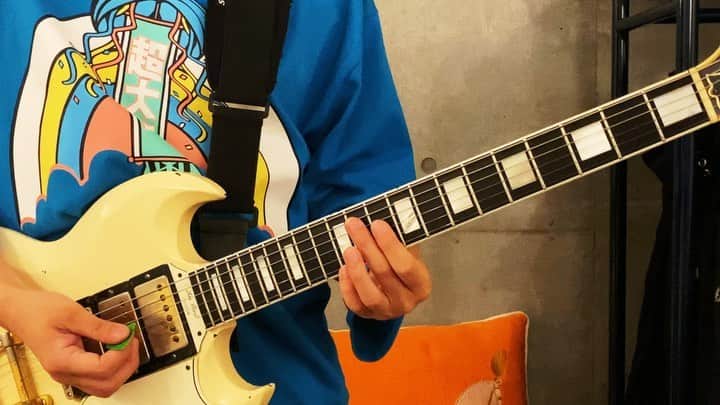 小野武正のインスタグラム：「今日は懐かしい曲ですねえ﻿ 2010年リリースTimes Squareよりnight focusよりサビバッキング弾いております😙 ギターソロはTwitterにあげましたje﻿ ﻿ #わしつなぎ ﻿ #keytalk﻿ #味噌汁の匂い﻿ #味噌汁から掬うバニラアイス﻿ #乾いた有刺鉄線に絡まるわし﻿ #ローファイで澄んだ生命線つなぎ」