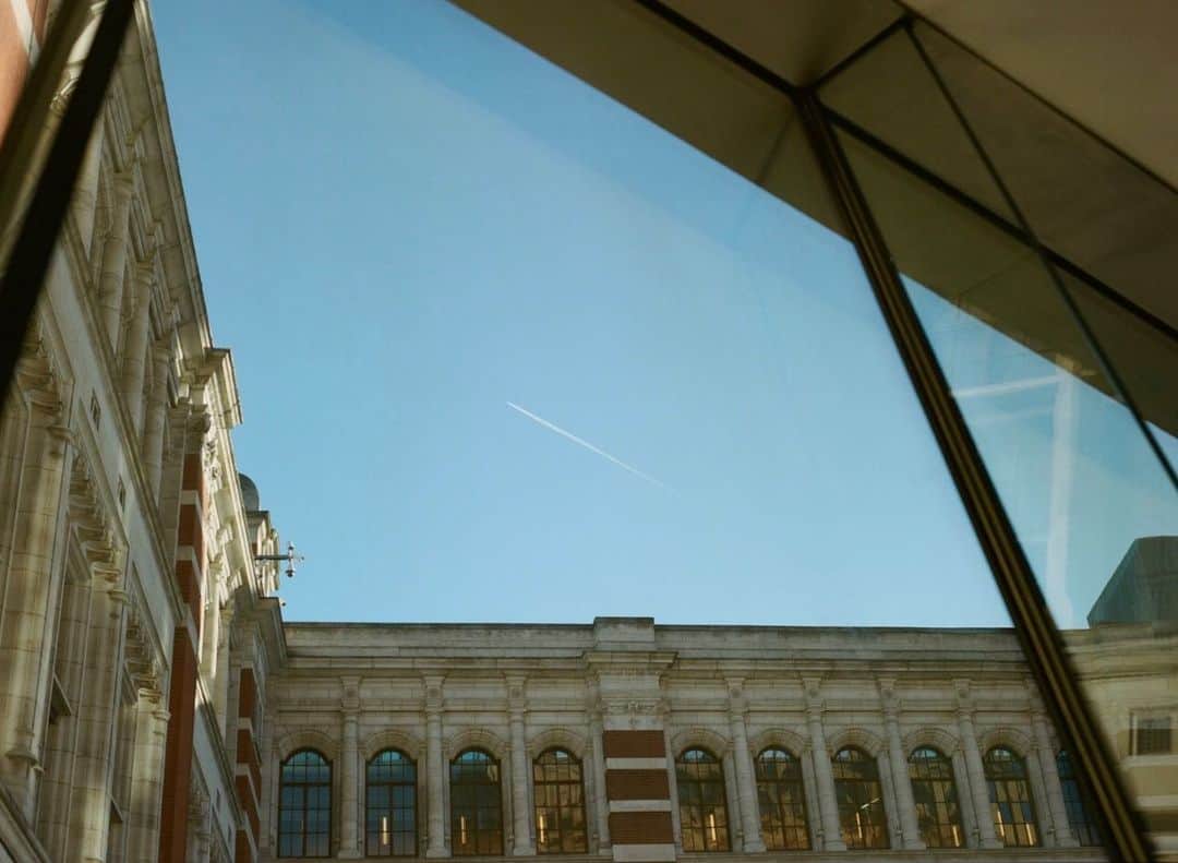 大辻隆弘さんのインスタグラム写真 - (大辻隆弘Instagram)「1人で美術館を巡った日、感動を共有出来る彼女が横にいない寂しさを紛らわせてくれたのは、建物の中から見えた青い空と一筋の飛行機雲でした。 FUCK OFF VIRUS」4月26日 15時53分 - photsuji