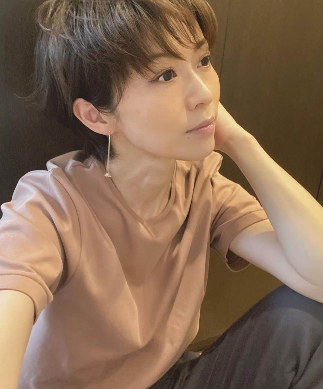 畑野ひろ子のインスタグラム：「おうち映えコーデがいっぱいの @elura_official の、大人サマ見えTシャツ❤️ 質感やシルエット、カラーバリエーションなどカジュアル過ぎないから。着心地凄くリラックスだけど、気分的にだらけない😁私のは、キャメルです。 ウエストゴムのテーパードパンツも、とってもオススメ👌 #Elura」