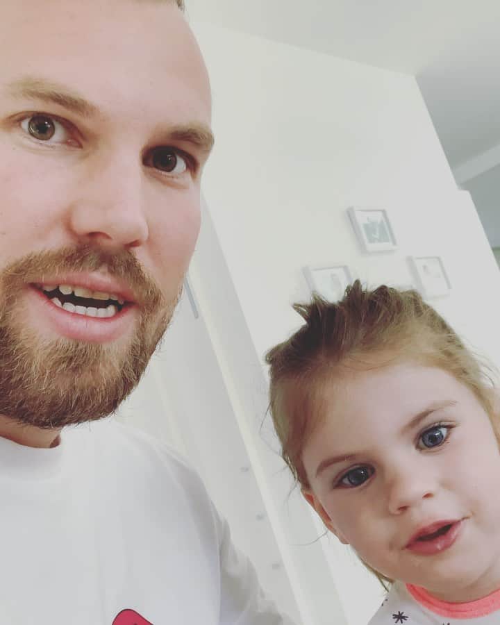 ケヴィン・グロスクロイツのインスタグラム：「Guten Morgen 😃☀️ Wir bleiben positiv und haben beim Frühstücken nen bisschen Spaß 😍😂 Bleibt alle Gesund 🙏  #fürimmerdeutschermeister」