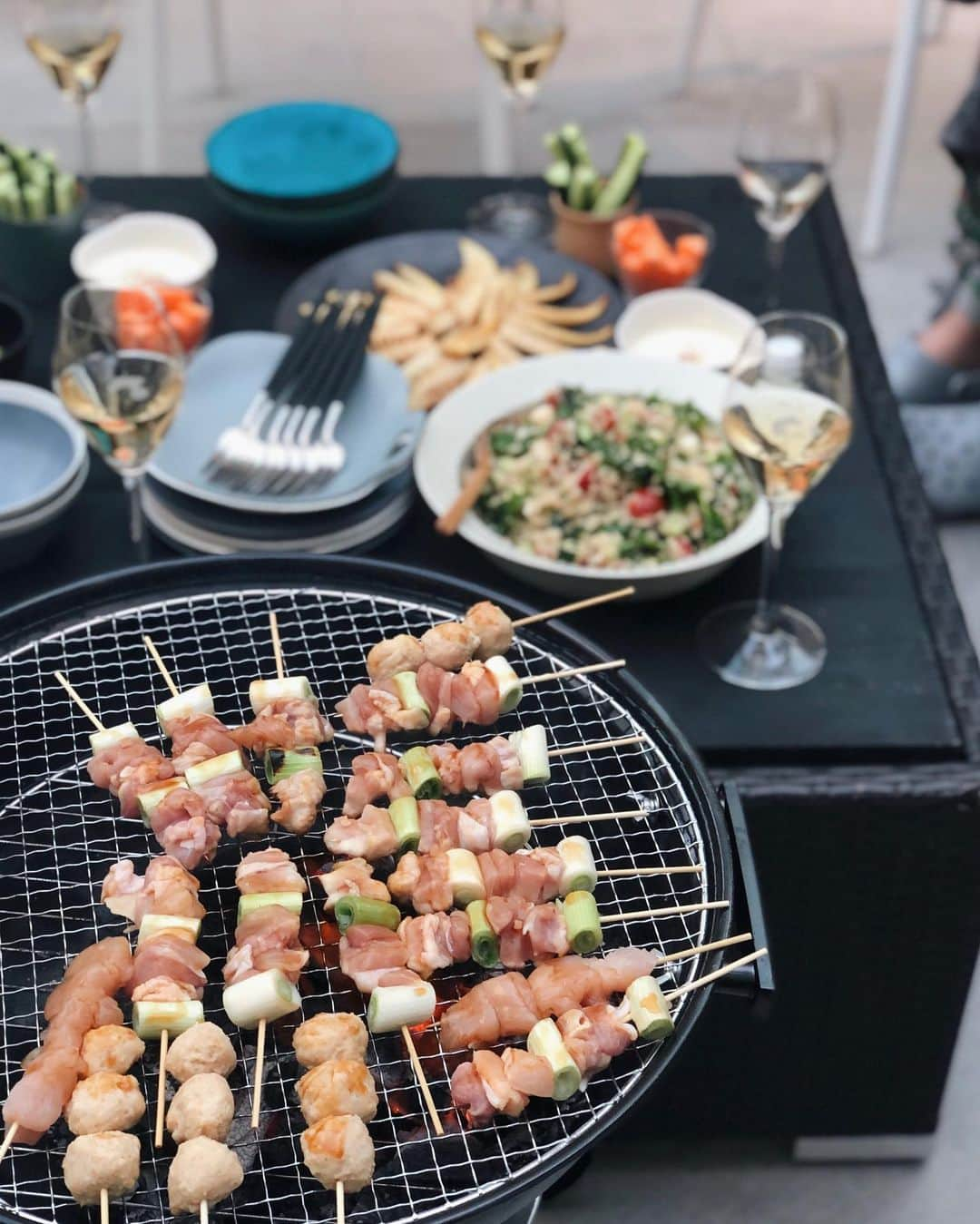 大橋菜央さんのインスタグラム写真 - (大橋菜央Instagram)「Yakitori BBQ with chicken from the neighborhood chicken shop!  Very reasonable price and was absolutely fantastic tasting.  Quinoa salad and bamboo shoots sautéed in butter and soy sauce! . . . 近所にめちゃ美味しくてリーズナブルな鶏肉屋さんを発見🤩 焼き鳥が我が家の定番になりそうな勢い‼︎ . 他キヌアサラダに色々お野菜の豆腐のディップ 筍のバター醤油炒めとおにぎり、焼き肉 . 炭火で焼くと美味しさ倍増🙆‍♀️ そして外の空気のなんと気持ちのいいこと♡ . . . #bbq日和 #gw2020 #naoliving_stayathome #naoliving_kitchen」4月26日 16時09分 - naoliving