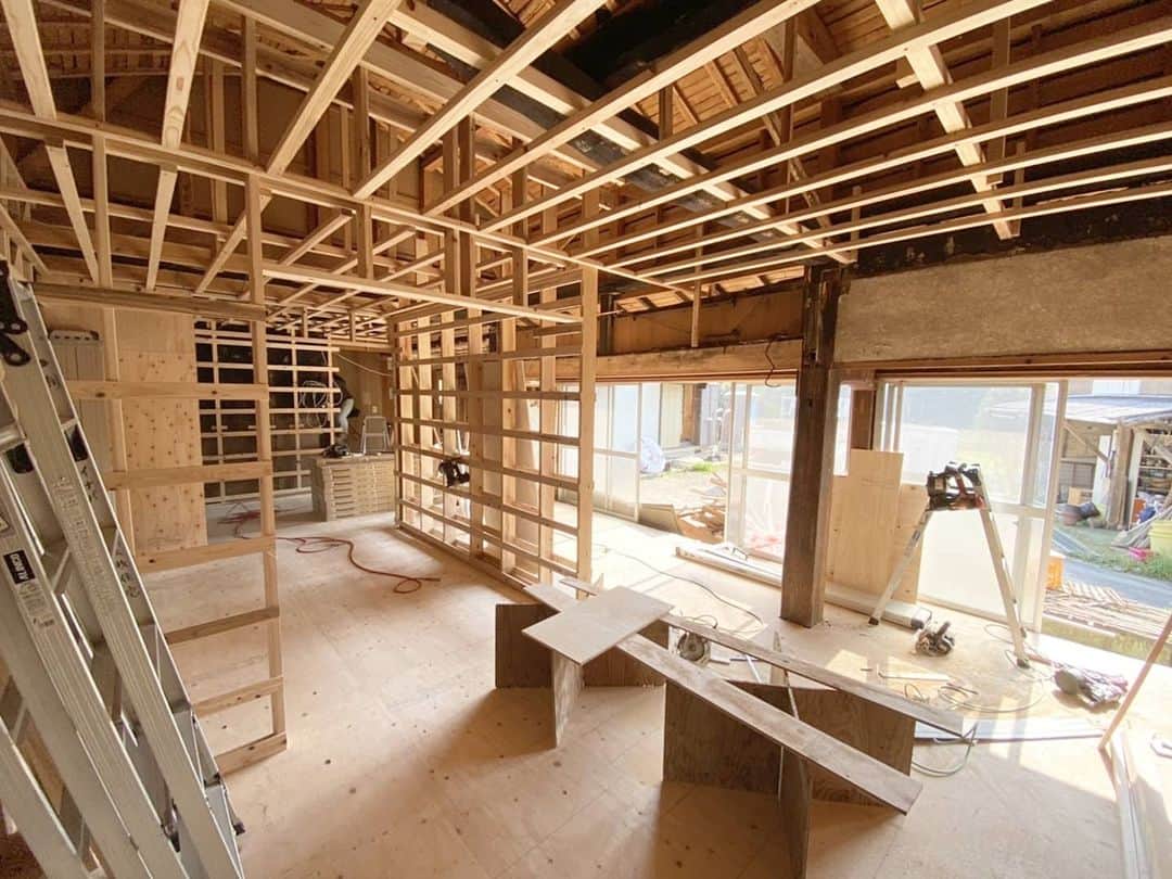 有限会社 稲葉製材住宅のインスタグラム：「リノベーション物件　Day7 【天井･壁下地】 築年数が経っている家は 柱が傾いていたり 扉が開きにくかったりと 不具合が多々発生します💦 今回はきれいに修繕して 新築と同様な仕上がりを目指します✨ 一つひとつ確認していくので この作業もまた時間が掛かり 丁寧な作業が求められます🧐  #リノベーション #大型リフォーム #下地工事 #バリアフリー #建築 #木造 #空き家再生 #リノベーション住宅 #空き家活用 #暮らしやすい家 #使いやすい家 #丁寧な家づくり #暮らし #日々 #リフォーム #家づくり #家 #マイホーム #エコ #リノベ #高品質 #高性能住宅 #いい家 #工務店 #熊本 #玉名 #山鹿 #稲葉製材住宅 #イナバ #セレクト工務店」