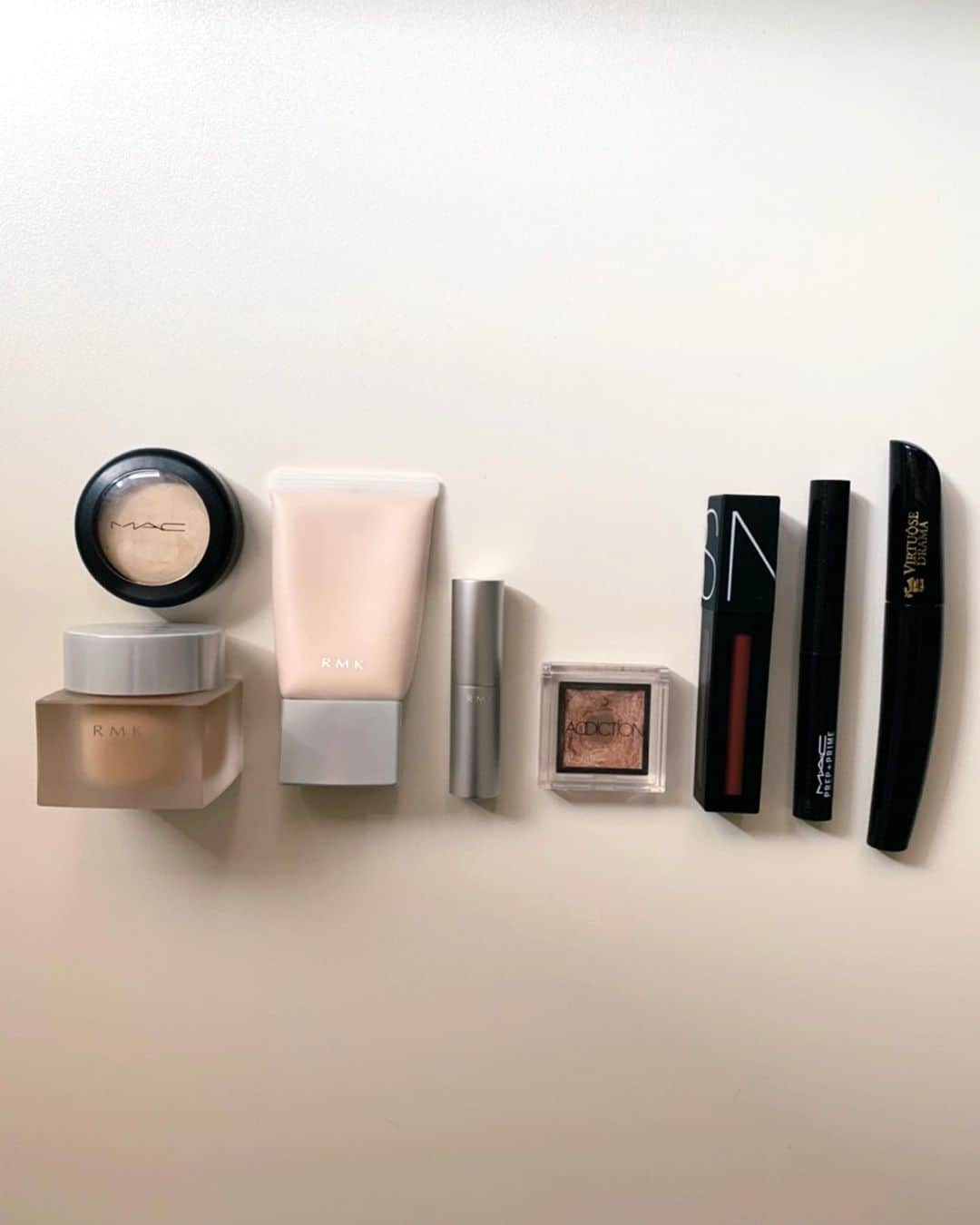 Shiho Sasakiのインスタグラム：「お気に入りのヘビロテコスメ💄 左から ・クリーミィファンデーション 103 ・クリーミィポリッシュトベースN 02 ・グロースティック @rmkofficial ・クリームカラーベース　パール ・プレッププライムリップ @maccosmeticsjapan ・ザ　アイシャドウ 030 @addictionbeauty_official ・パワーマットリップピグメント 2760 @narsissist ・ヴィルトゥールズドラマ ブラック @lancomeofficial  どれも何年もリピートしてるもので 普段のメイクにはずっとこれらを愛用しています💎 ひとつ前の投稿に、フルメイクした写真UPしているので ぜひ参考にしてみて下さい🤳 #make#stayhome」