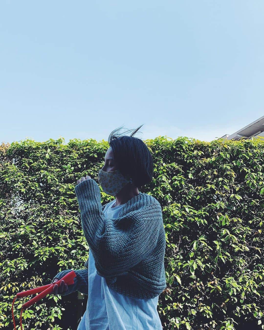 奥菜恵さんのインスタグラム写真 - (奥菜恵Instagram)「強風で帽子が飛ばされました。  #なわとび  #適度な運動 #socialdistancing」4月26日 16時28分 - megumi_okina