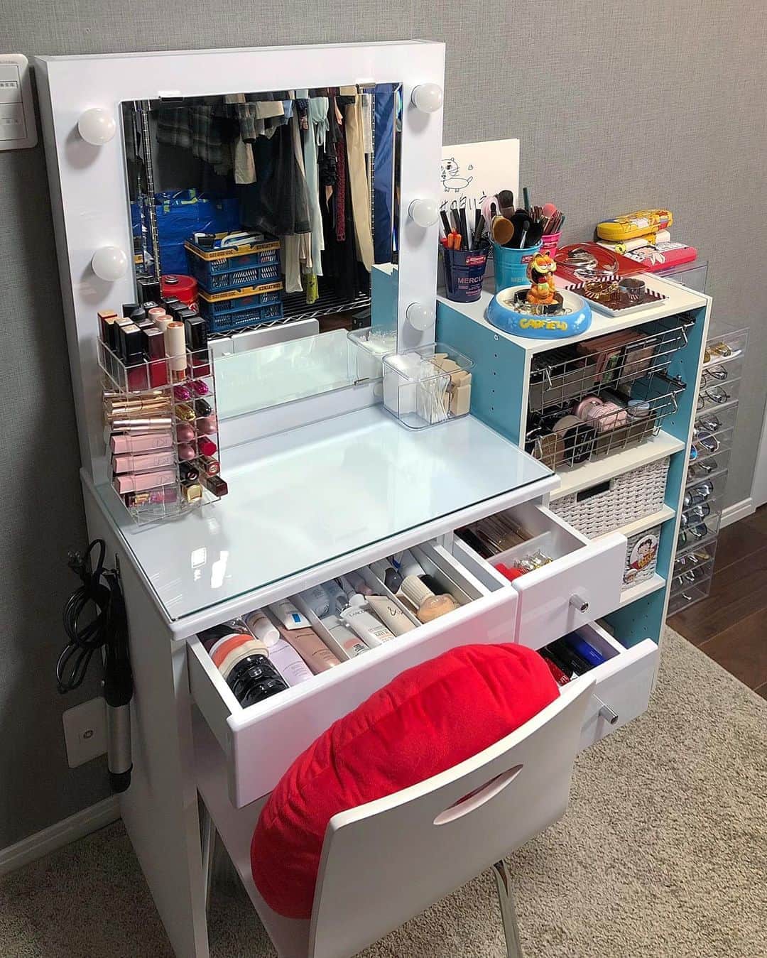 のインスタグラム：「完成ーぃ✨﻿ ﻿ 衣装部屋の中のドレッサースペースが﻿ やっと出来上がりました🌹﻿ 今まで使っていたクリアケースの収納では﻿ メイク用品が入りきらなくなったので﻿ ドレッサーと棚にチェンジ☝️﻿ （リップはどうしても入りきらなかった笑）﻿ ﻿ 幸せな空間♡﻿ あぁースッキリ☺️﻿ ﻿ #どこもかしこも﻿ #キャラ物まみれ」