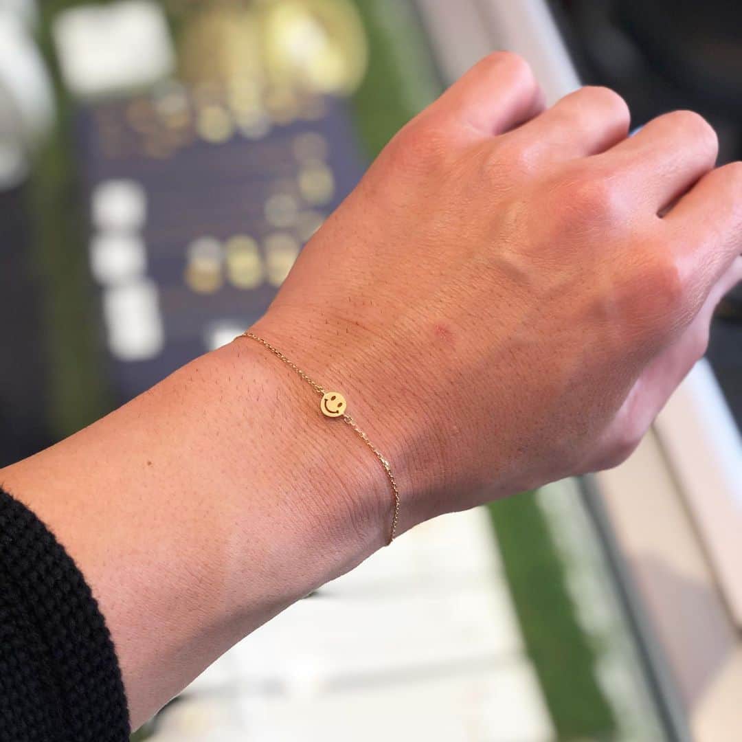 のインスタグラム：「K18YG / smile bracelet. . スマイルをモチーフに製作したゴールドブレスレット！ . #tsuneokajewelry#スマイル#ブレスレット#ニコちゃん#ユニセックス#ジュエリー」