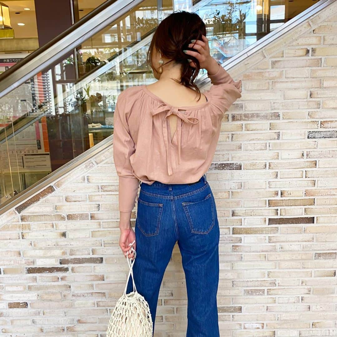 LAGUNAMOONさんのインスタグラム写真 - (LAGUNAMOONInstagram)「【PICKUP STYLING】 〈アトレ恵比寿〉 タックボリュームカフスブラウス  price...¥11,000(+tax) color...WHT/SPNK/BRN size...F(スタッフ身長170cm着用ボトムMサイズ)  タックデザインと袖もとの長めのカフスで女性らしい1着。バックスタイルのリボンもポイントでデニムのシンプルなコーディネートがおすすめです。 ___________________________________________________ LAGUNAMOON全国店舗のLINEアカウントが出来ました！ @lagunamoon_shop TOPのハイライト「LINE」よりお好きな店舗を追加出来ます！ _____________ プロフィールのURLよりご覧下さい。 #LAGUNAMOON #LAGUNAMOON_SHOP」4月26日 16時44分 - lagunamoon_shop