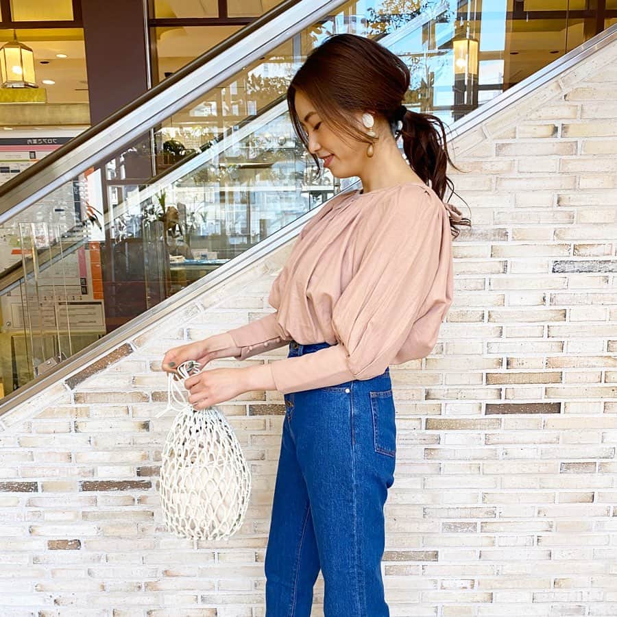 LAGUNAMOONさんのインスタグラム写真 - (LAGUNAMOONInstagram)「【PICKUP STYLING】 〈アトレ恵比寿〉 タックボリュームカフスブラウス  price...¥11,000(+tax) color...WHT/SPNK/BRN size...F(スタッフ身長170cm着用ボトムMサイズ)  タックデザインと袖もとの長めのカフスで女性らしい1着。バックスタイルのリボンもポイントでデニムのシンプルなコーディネートがおすすめです。 ___________________________________________________ LAGUNAMOON全国店舗のLINEアカウントが出来ました！ @lagunamoon_shop TOPのハイライト「LINE」よりお好きな店舗を追加出来ます！ _____________ プロフィールのURLよりご覧下さい。 #LAGUNAMOON #LAGUNAMOON_SHOP」4月26日 16時44分 - lagunamoon_shop