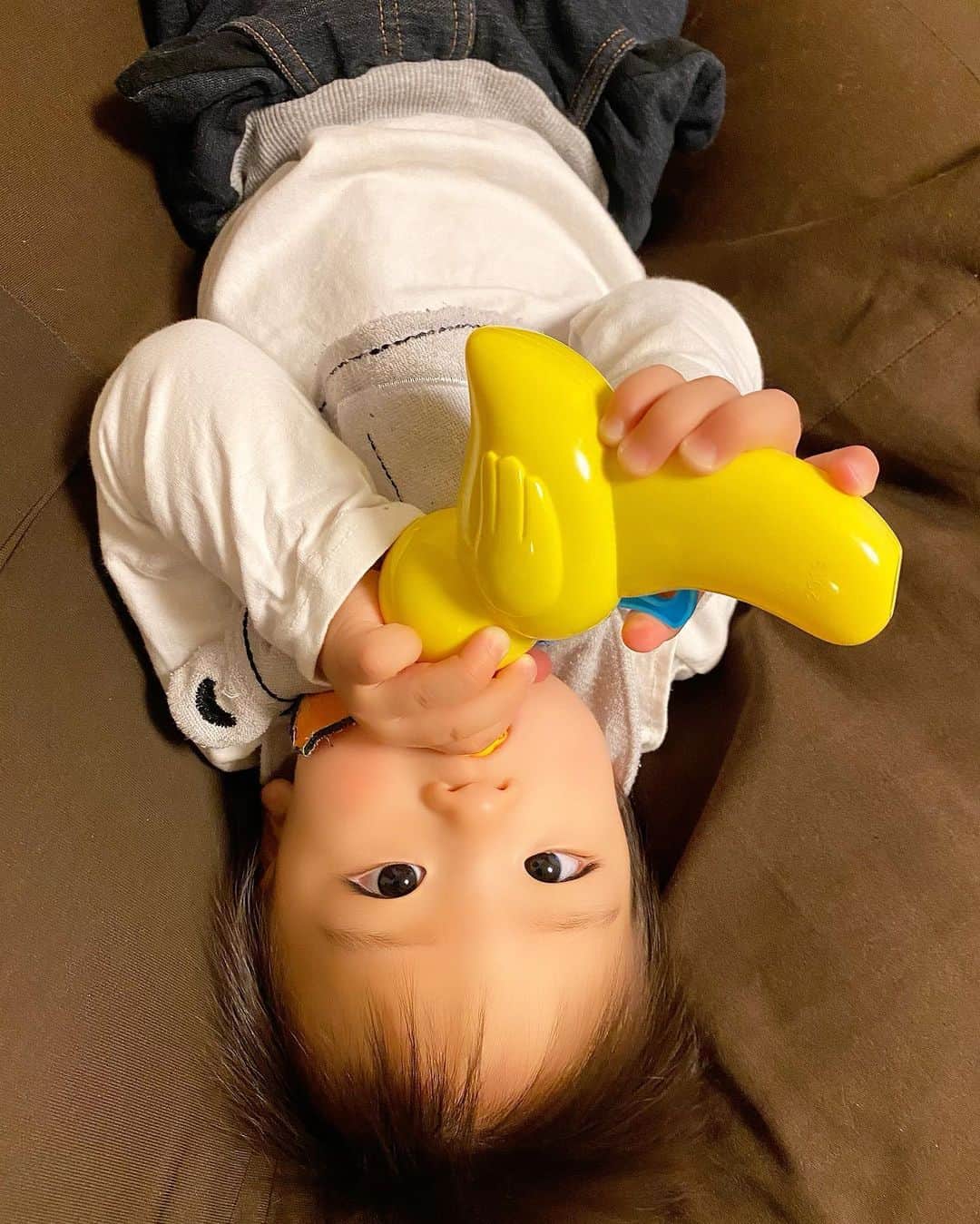 Momoeのインスタグラム：「このおもちゃ 本当はシャボン玉作るものなんだけど ぶっ壊して、 ぐーーーーんって音が鳴るようになったんだ🐤 おれのお気に入り🐤🎈 . . #happy #家事 #育児 #赤ちゃん #baby #family #家族 #0歳 #成長記録 #育児記録 #boy  #息子 #code #love #lucky #kids #子供 #thankyou #宝物 #ベビー #fashion #follow #boy #パパ #ママ #家族写真 #11ヶ月 #男の子ママ #赤ちゃん写真 #photo #子育て」