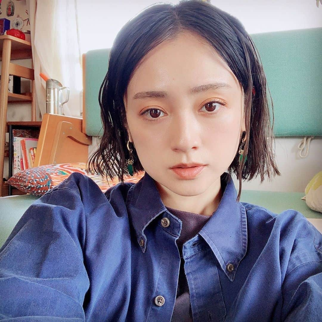 安達祐実さんのインスタグラム写真 - (安達祐実Instagram)「🤍🤍🤍 ヘアアイロンで髪の毛ウニョウニョに。古着のメンズのシャツ👕」4月26日 16時52分 - _yumi_adachi