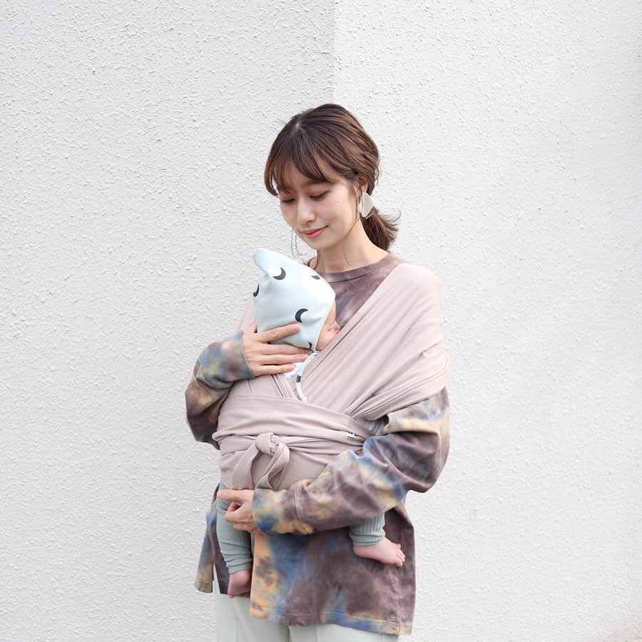 のインスタグラム：「ずっしり8kg超え👶🏻重！！！！ . 出産前に準備したkonnyとビョルンの抱っこ紐📝. . 選ぶときハッシュタグでめーーーっちゃ調べたから、わたしもどなたかのお役に立てれば🙏🏻. . カラーはどちらもベージュを使ってます🧸. . --------------- . 【写真1枚目】 #konny #コニー抱っこ紐 . . ✔︎見た目おしゃれ♡ ✔︎赤ちゃんと密着するから、腰ベルトないのに不思議とすごく軽く感じる！ ✔︎抱っこ紐したままトイレ行ける（この状況よくありますよね？😂） ✔︎抱っこしたり降ろしたりを頻繁にする場面で、いちいち抱っこ紐を付けたり外したりしなくても邪魔にならない ✔︎軽いので持ち運びに便利. . 😕新生児の抱っこは最初ちょっと怖かった 😕厚着だと装着しにくい 😕ママの腕があげにくい（家事がしづらい）. . 163cm40kgでXSサイズ使ってます♡ . --------------- . 【写真2枚目】 #ベビービョルン #onekaiair . . ✔︎腰ベルトがあるので安定感◎長時間抱っこでも疲れない ✔︎抱っこしたまま家事がしやすい！おんぶもできる！ ✔︎パパと共用できる（サイズ調節もカンタン） ✔︎新生児期から長く使える. . 😕抱っこ紐自体が重い！ 😕バックルをガチャガチャはめる構造がちょっと面倒（1人目を初期のエルゴで育てたので余計戸惑った）. . --------------- . . #抱っこ紐 #抱っこ紐比較 #抱っこ紐レポ #抱っこ紐レビュー #抱っこ紐選び #出産準備 #プレママ #ベビービョルン #babybjorn #onekai #育児グッズ #ベビーグッズ #ベビー用品 #セカンド抱っこ紐 #赤ちゃんのいる生活」