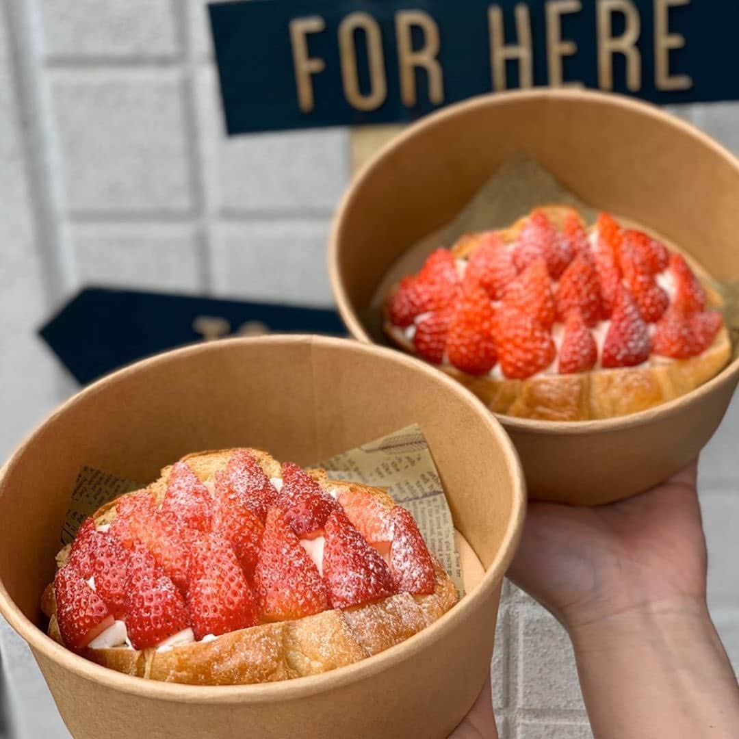 のインスタグラム：「「クロワッサンドスペシャル」﻿ リポスト✒︎岐阜県関市のcafe&bar PIENITORIさんのナイフとフォークで食べるフルーツサンド、クロワッサンドスペシャル いちご🍓🥐﻿ ﻿ 大きなクロワッサンにたっぷりのいちごがサンドされた、なんとも美味しそうなこちら🤤✨﻿ ﻿ クロワッサンで作るフルーツサンドだなんてちょっぴり贅沢な感じがして良いですね🥐💯ナイフとフォークで食べるのも特別感が出ます🍴💫﻿ ﻿ こちらでは全商品テイクアウト可能🥡現在は昼のみの営業ですが、テイクアウト限定のウィークエンドセールも行なっているようですよ🌈✨﻿ ﻿ @hinata_suukki さん、#ナゴレコ ありがとうございます⭕️﻿ ﻿ Repost @hinata_suukki・・・﻿ ﻿ 岐阜でカフェ巡り😆﻿ *﻿ *﻿ テイクアウト(時差投稿)﻿ *﻿ *﻿ @cafebarpienitori ✨﻿ *﻿ *﻿ クロワッサンドスペシャル🍓﻿ *﻿ *﻿ 大きなクロワッサンに生クリームとたっぷりいちご💕﻿ *﻿ *﻿ テイクアウトしてお友達に💕だから味の感想は無し🤣﻿ *﻿ *」