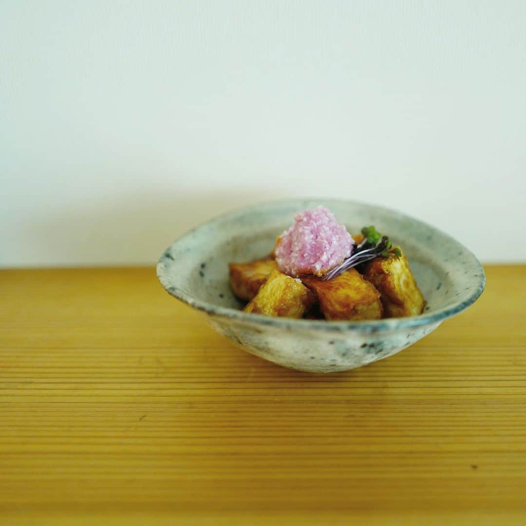 行方 久子 Hisako Namekataさんのインスタグラム写真 - (行方 久子 Hisako NamekataInstagram)「. わたしが中学生の頃まで（Alwaysほど昔の話しではないよ！）お豆腐屋さんは家の前まで、お魚屋さんは勝手口まで注文を聞きに来てくれてたなぁ。  なんて懐かしく思い出しながら、最近はお豆腐屋さんに買いに行くように。やっぱり作りたての味は格別なわけです。  今日は生揚げの甘辛煮。少しだけニンニクを聞かせたらビールに合うおかずになったよ。  器は @toru_hatta さんのもの。」4月26日 17時01分 - hisakonamekata