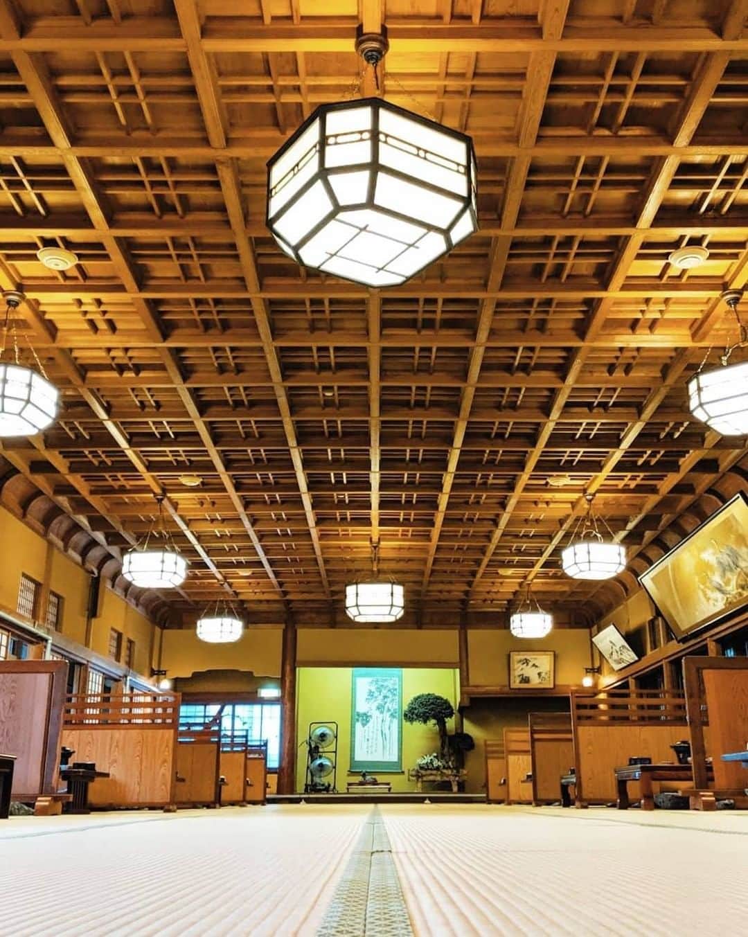 ?長野県 観光 公式インスタグラム さんのインスタグラム写真 - (?長野県 観光 公式インスタグラム Instagram)「//﻿ Photo by @ryupon_63﻿ ﻿ Kanaguya--One of Shibu Onsen’s Famous Ryokan﻿ (Yamanouchi Town)﻿ ﻿ The skill of master craftsmen is on display in raised, coffered ceiling of Kanaguya Ryokan’s 130-tatami-mat-wide large hall.﻿ ﻿ It is a representative inn of the Shibu Onsen area, having been designated as a national cultural property.﻿ ﻿ ==========﻿ ﻿ 渋温泉の名宿﻿ 「歴史の宿 金具屋」﻿ ＠山ノ内町﻿ ﻿ 匠の技が遺憾なく発揮された﻿ 130畳の折上げ格天上の「大広間」を持つ﻿ 渋温泉「歴史の宿 金具屋」✨﻿ ﻿ 国の登録有形文化財に指定された建物を持つ﻿ 渋温泉を代表するお宿です♨️﻿ ﻿ ーーーーーーーー ﻿ ﻿ Location /Yamanouchi Town, Nagano, Japan ﻿ ﻿ #おうちでながの﻿ #おうちで過ごそう﻿ #長野のいいところ﻿ #歴史の宿金具屋﻿ #山ノ内町﻿ ﻿」4月26日 17時01分 - nagano_japan