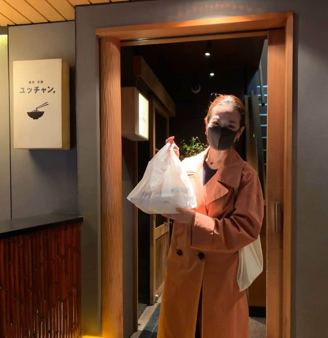 沢瀉美緒さんのインスタグラム写真 - (沢瀉美緒Instagram)「※ To go from @yuchuntokyo ✨ One of my favorite restaurant in Hawaii 🏖 . Want to visit there after corona virus🦠 . ユッチャンでビビン麺とナムルの盛り合わせを お持ち帰り✨ . 美味しいけど、やっぱりワイワイ食べたい💛 . そしてHawaiiにも早く行きたい‼️ 写真を眺めて妄想✨ . ユッチャンのigからメニューが見れるので お近くの方は是非✨ . . #ユッチャン冷麺 #yuchuntokyo #yuchun #hawaii #ハワイ #tokyo #東京 #ミオログ #stayhome #おうち時間 #コロナフードアクション #ビビン麺 #ナムル」4月26日 17時02分 - mio_omodaka